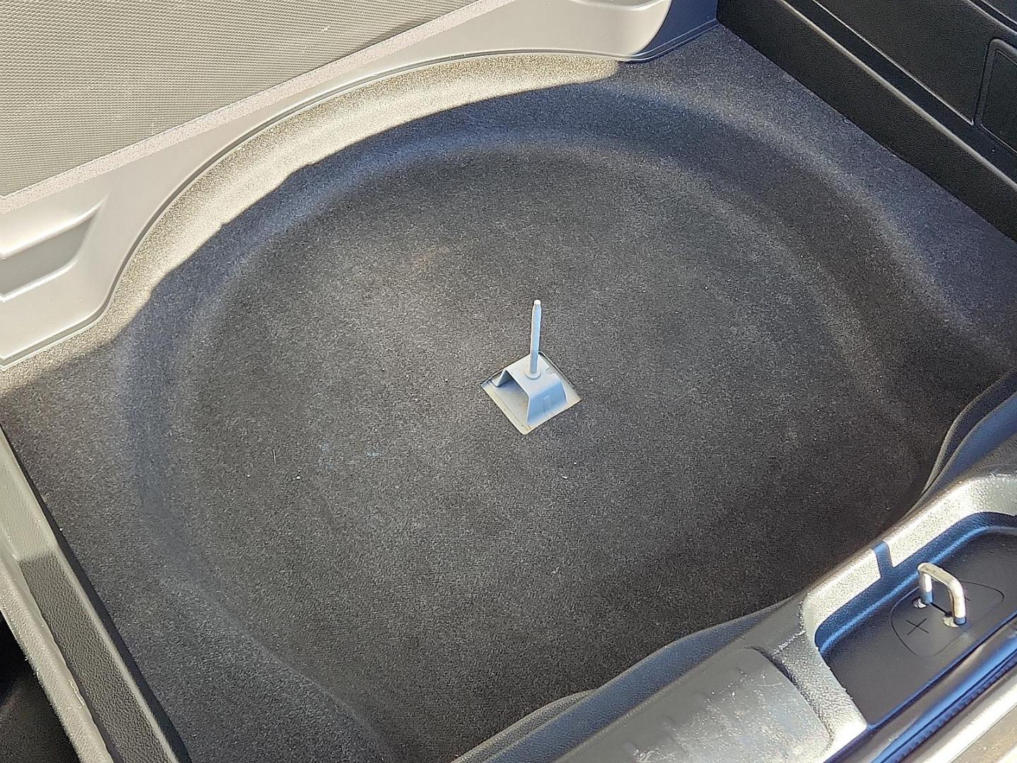 2019 WHITE Jeep Cherokee Latitude Plus FWD (1C4PJLLB0KD) with an MultiAir2 Tigershark 2.4L I-4 variable valve control, regular unleaded, engine with 180HP engine, located at 4711 Ave Q, Lubbock, TX, 79412, (806) 687-2362, 33.551304, -101.855293 - Photo#9