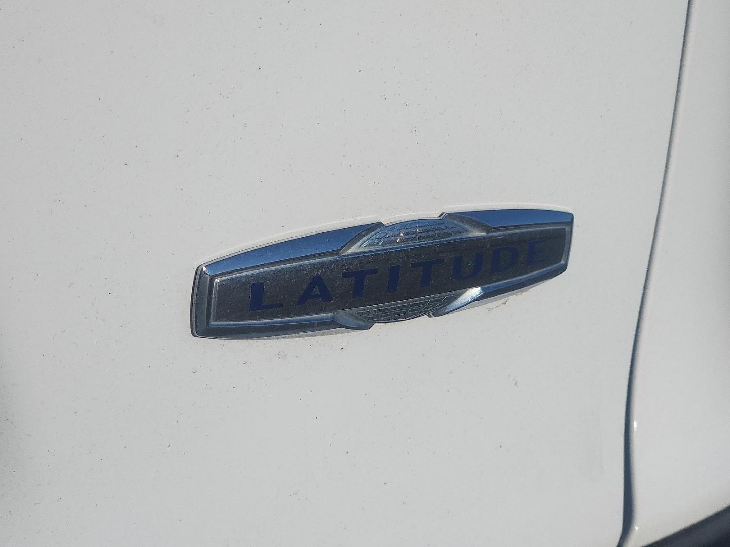 2019 WHITE Jeep Cherokee Latitude Plus FWD (1C4PJLLB0KD) with an MultiAir2 Tigershark 2.4L I-4 variable valve control, regular unleaded, engine with 180HP engine, located at 4711 Ave Q, Lubbock, TX, 79412, (806) 687-2362, 33.551304, -101.855293 - Photo#10