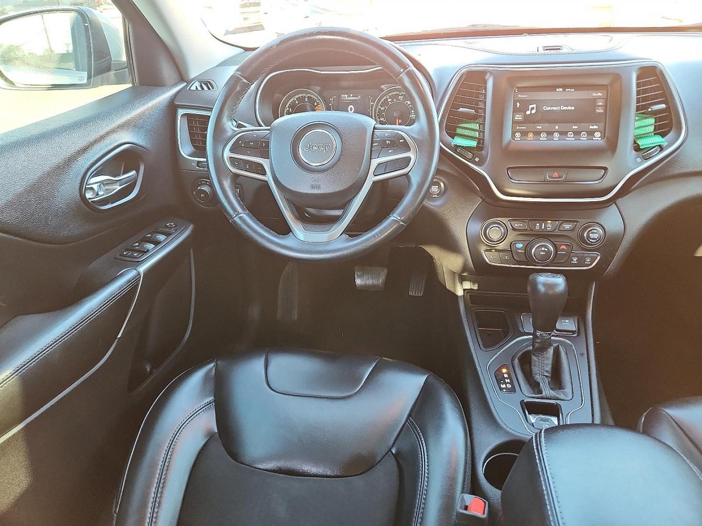 2019 WHITE Jeep Cherokee Latitude Plus FWD (1C4PJLLB0KD) with an MultiAir2 Tigershark 2.4L I-4 variable valve control, regular unleaded, engine with 180HP engine, located at 4711 Ave Q, Lubbock, TX, 79412, (806) 687-2362, 33.551304, -101.855293 - Photo#12