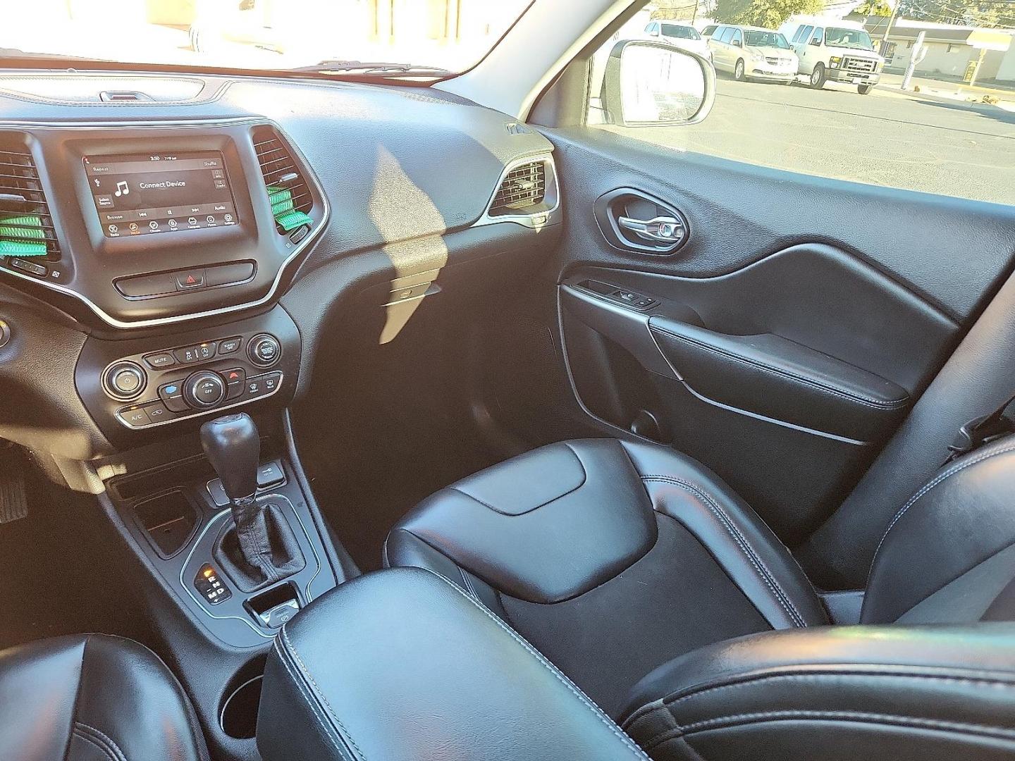 2019 WHITE Jeep Cherokee Latitude Plus FWD (1C4PJLLB0KD) with an MultiAir2 Tigershark 2.4L I-4 variable valve control, regular unleaded, engine with 180HP engine, located at 4711 Ave Q, Lubbock, TX, 79412, (806) 687-2362, 33.551304, -101.855293 - Photo#13