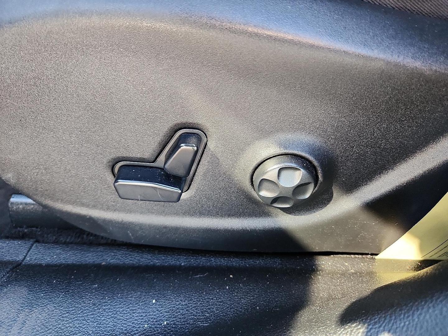 2019 WHITE Jeep Cherokee Latitude Plus FWD (1C4PJLLB0KD) with an MultiAir2 Tigershark 2.4L I-4 variable valve control, regular unleaded, engine with 180HP engine, located at 4711 Ave Q, Lubbock, TX, 79412, (806) 687-2362, 33.551304, -101.855293 - Photo#15