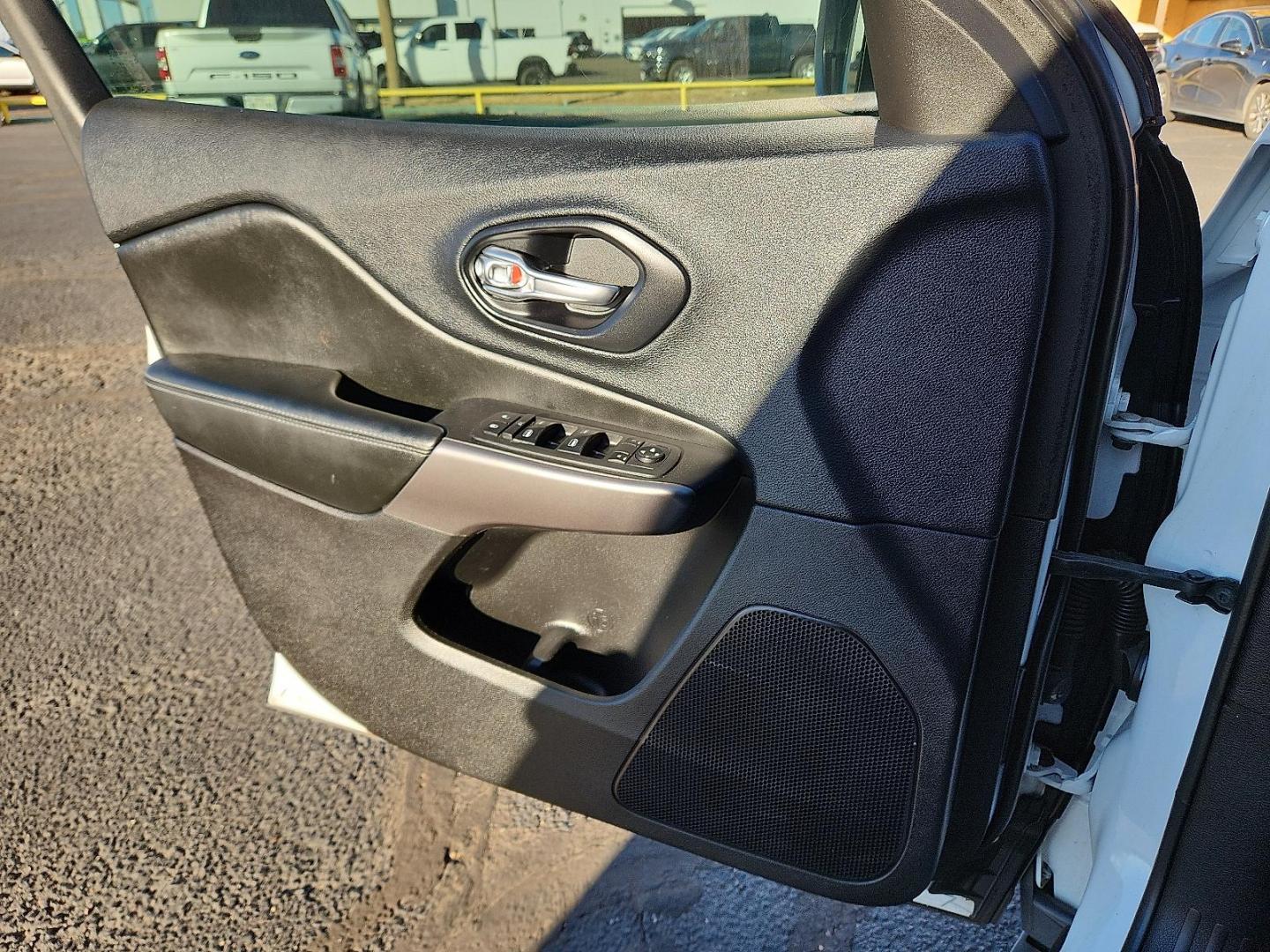 2019 WHITE Jeep Cherokee Latitude Plus FWD (1C4PJLLB0KD) with an MultiAir2 Tigershark 2.4L I-4 variable valve control, regular unleaded, engine with 180HP engine, located at 4711 Ave Q, Lubbock, TX, 79412, (806) 687-2362, 33.551304, -101.855293 - Photo#16