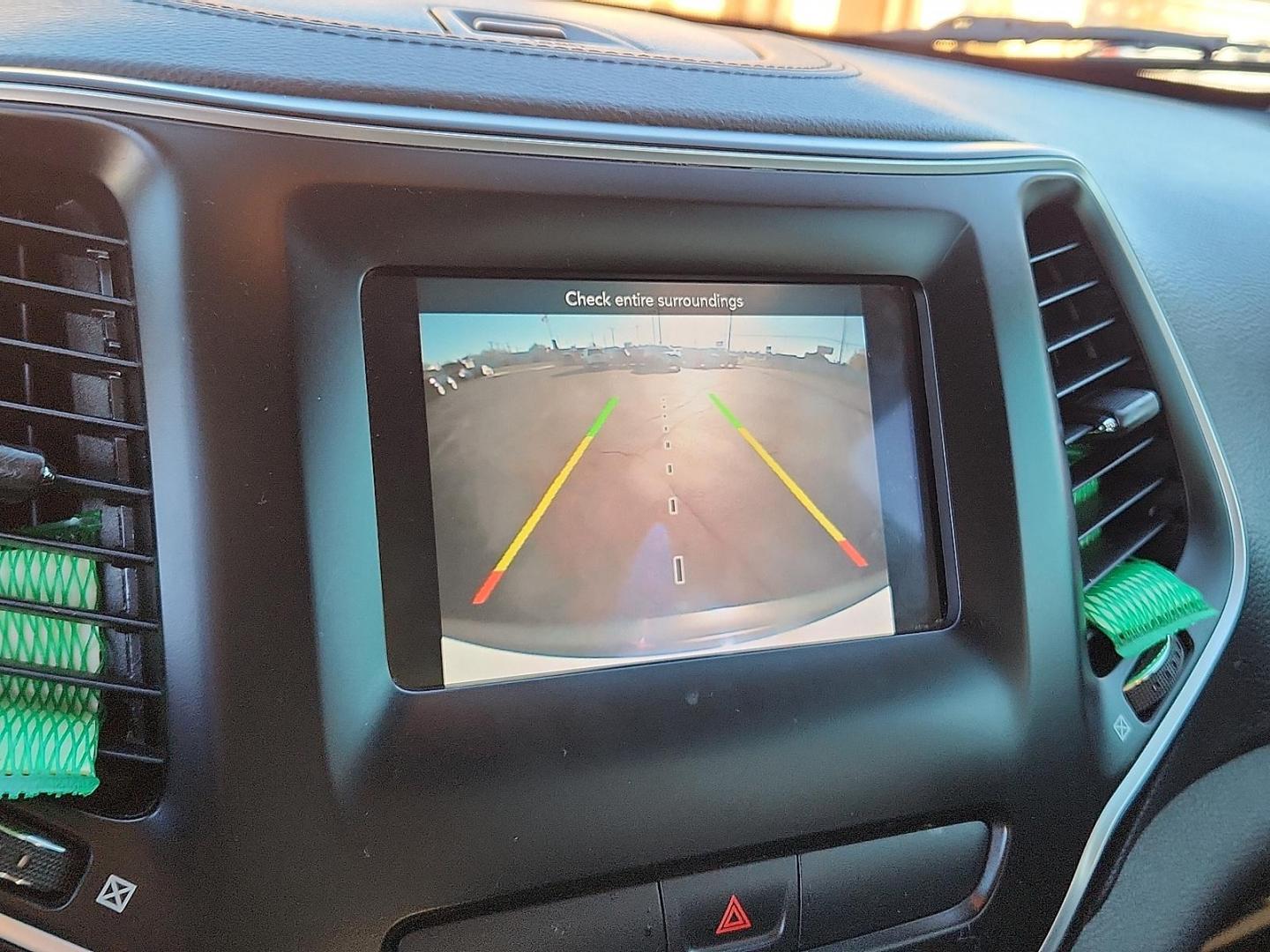 2019 WHITE Jeep Cherokee Latitude Plus FWD (1C4PJLLB0KD) with an MultiAir2 Tigershark 2.4L I-4 variable valve control, regular unleaded, engine with 180HP engine, located at 4711 Ave Q, Lubbock, TX, 79412, (806) 687-2362, 33.551304, -101.855293 - Photo#17
