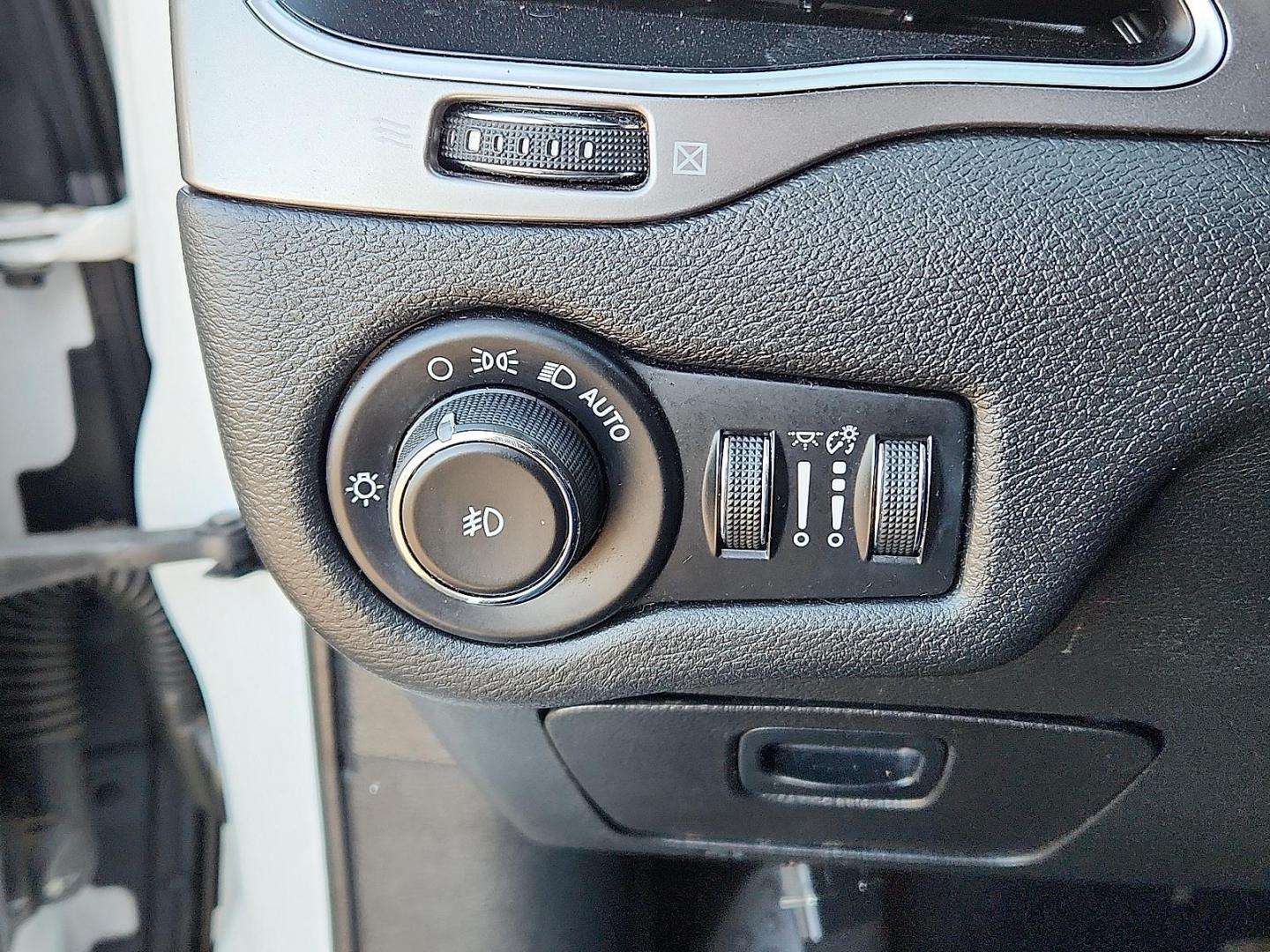 2019 WHITE Jeep Cherokee Latitude Plus FWD (1C4PJLLB0KD) with an MultiAir2 Tigershark 2.4L I-4 variable valve control, regular unleaded, engine with 180HP engine, located at 4711 Ave Q, Lubbock, TX, 79412, (806) 687-2362, 33.551304, -101.855293 - Photo#21