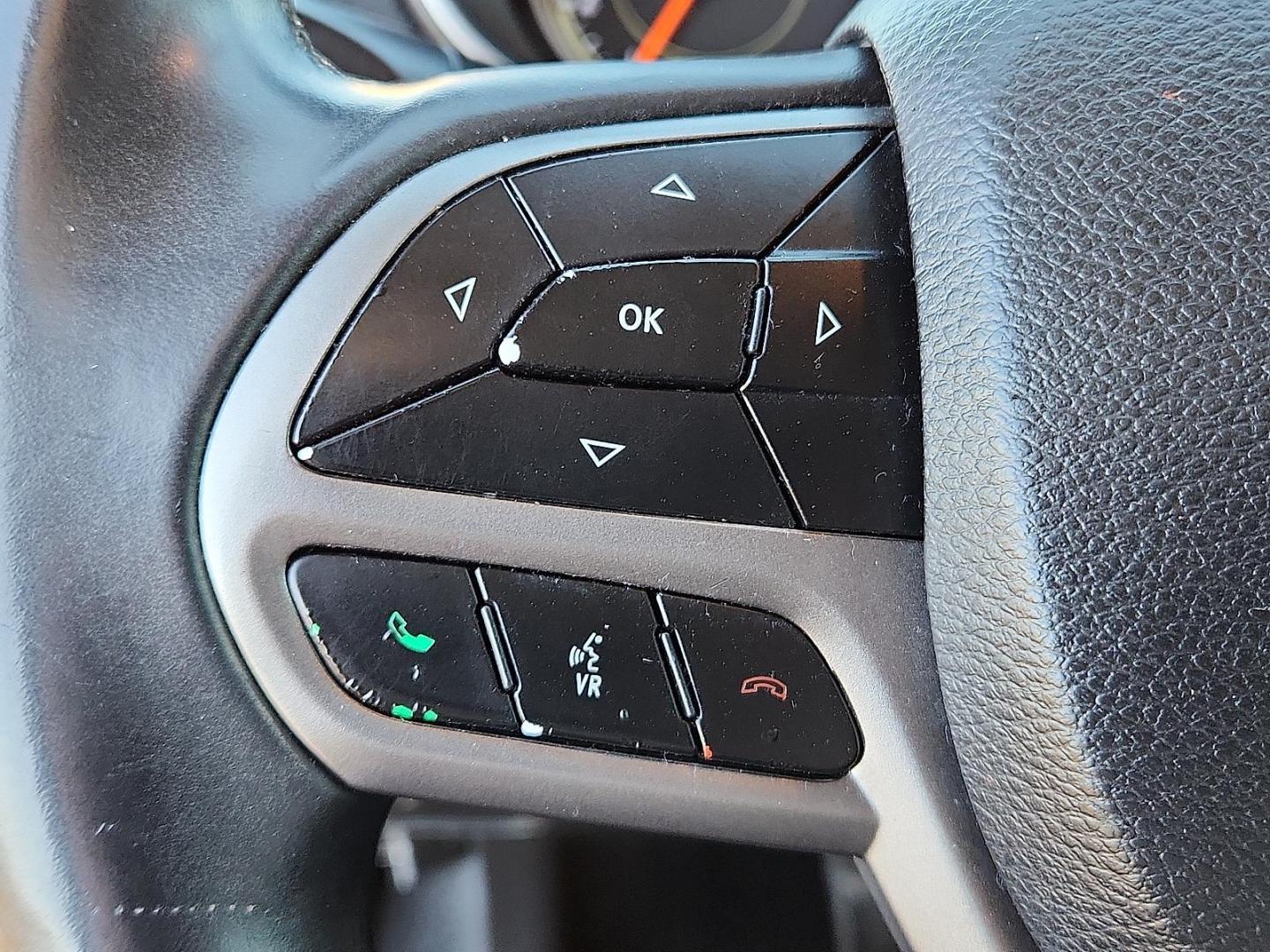 2019 WHITE Jeep Cherokee Latitude Plus FWD (1C4PJLLB0KD) with an MultiAir2 Tigershark 2.4L I-4 variable valve control, regular unleaded, engine with 180HP engine, located at 4711 Ave Q, Lubbock, TX, 79412, (806) 687-2362, 33.551304, -101.855293 - Photo#22