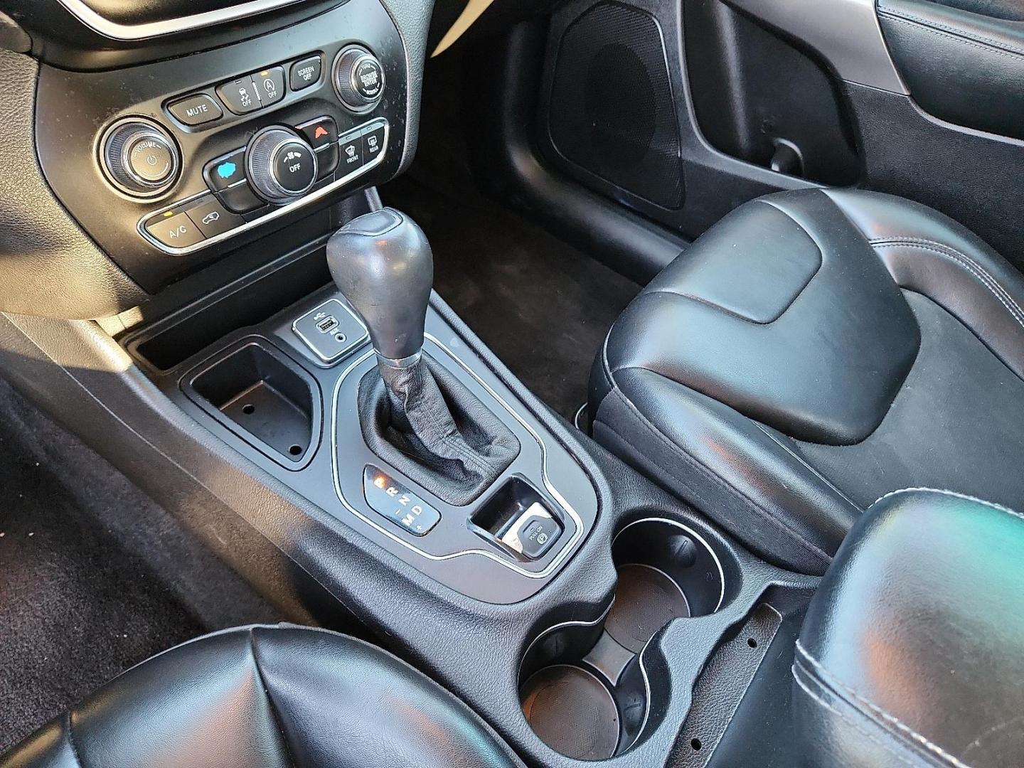 2019 WHITE Jeep Cherokee Latitude Plus FWD (1C4PJLLB0KD) with an MultiAir2 Tigershark 2.4L I-4 variable valve control, regular unleaded, engine with 180HP engine, located at 4711 Ave Q, Lubbock, TX, 79412, (806) 687-2362, 33.551304, -101.855293 - Photo#25