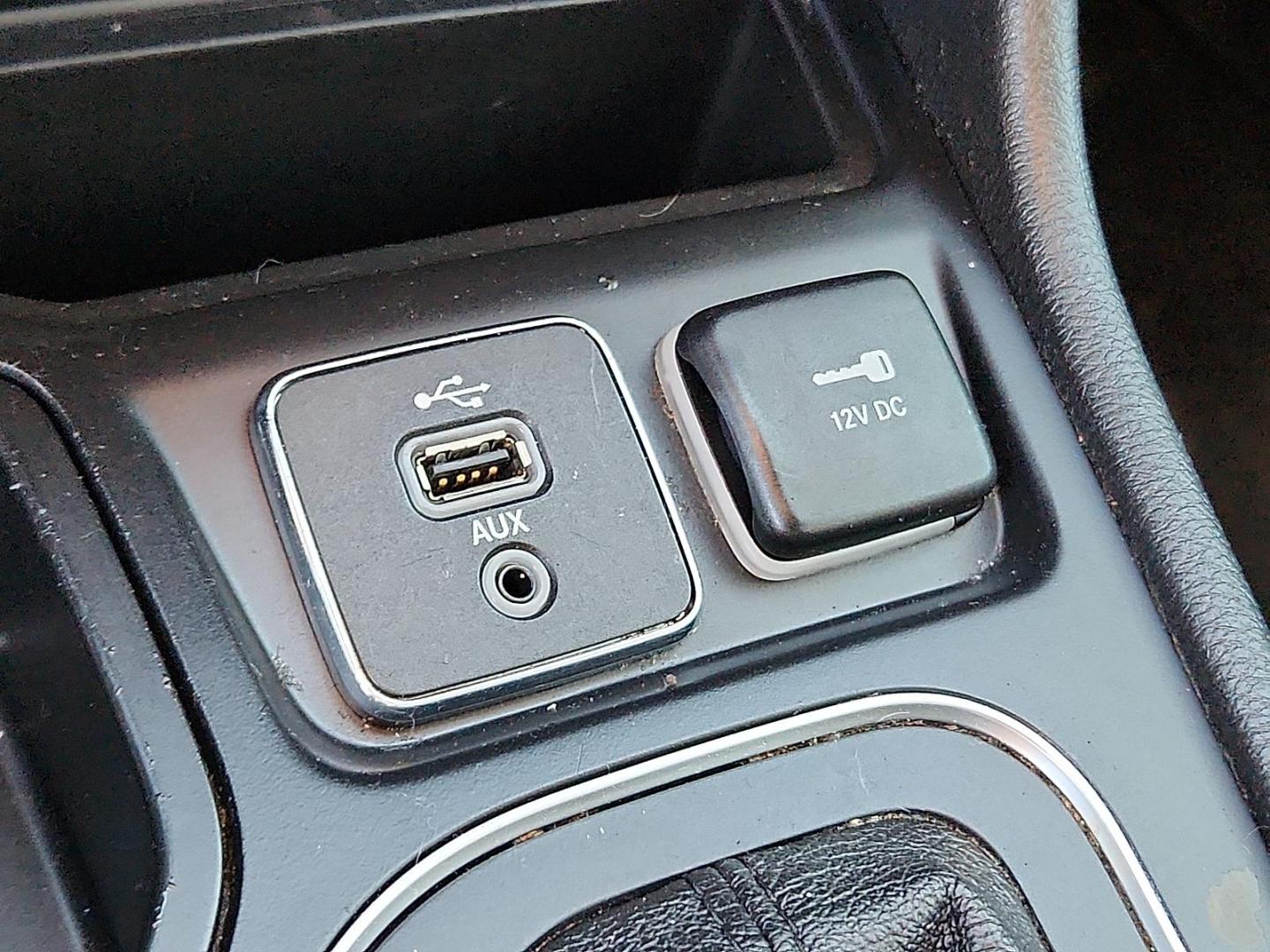 2019 WHITE Jeep Cherokee Latitude Plus FWD (1C4PJLLB0KD) with an MultiAir2 Tigershark 2.4L I-4 variable valve control, regular unleaded, engine with 180HP engine, located at 4711 Ave Q, Lubbock, TX, 79412, (806) 687-2362, 33.551304, -101.855293 - Photo#26