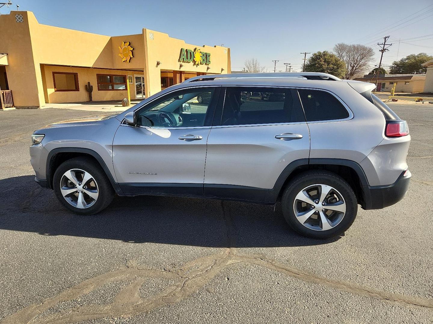 2021 SILVER Jeep Cherokee Limited 4X4 (1C4PJMDX1MD) with an Pentastar 3.2L V-6 DOHC, regular unleaded, engine with 271HP engine, located at 4711 Ave Q, Lubbock, TX, 79412, (806) 687-2362, 33.551304, -101.855293 - Photo#1