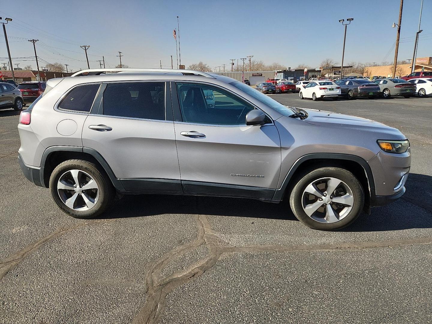 2021 SILVER Jeep Cherokee Limited 4X4 (1C4PJMDX1MD) with an Pentastar 3.2L V-6 DOHC, regular unleaded, engine with 271HP engine, located at 4711 Ave Q, Lubbock, TX, 79412, (806) 687-2362, 33.551304, -101.855293 - Photo#4