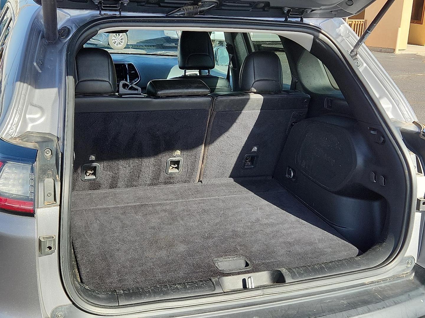 2021 SILVER Jeep Cherokee Limited 4X4 (1C4PJMDX1MD) with an Pentastar 3.2L V-6 DOHC, regular unleaded, engine with 271HP engine, located at 4711 Ave Q, Lubbock, TX, 79412, (806) 687-2362, 33.551304, -101.855293 - Photo#7