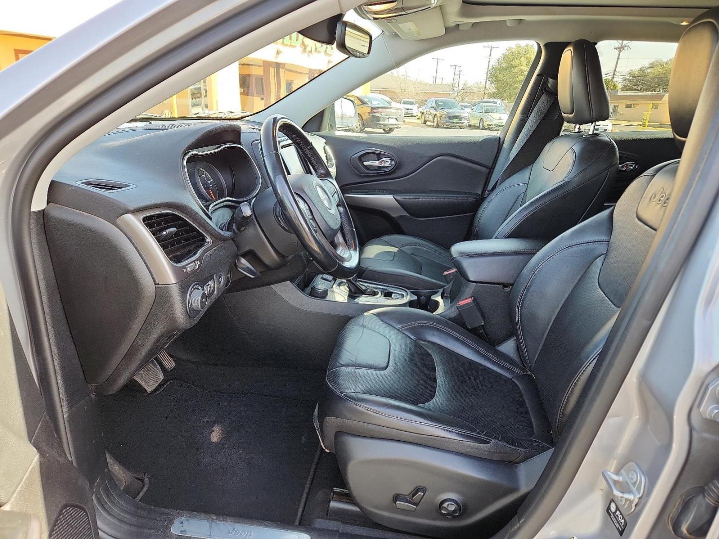 2021 SILVER Jeep Cherokee Limited 4X4 (1C4PJMDX1MD) with an Pentastar 3.2L V-6 DOHC, regular unleaded, engine with 271HP engine, located at 4711 Ave Q, Lubbock, TX, 79412, (806) 687-2362, 33.551304, -101.855293 - Photo#10
