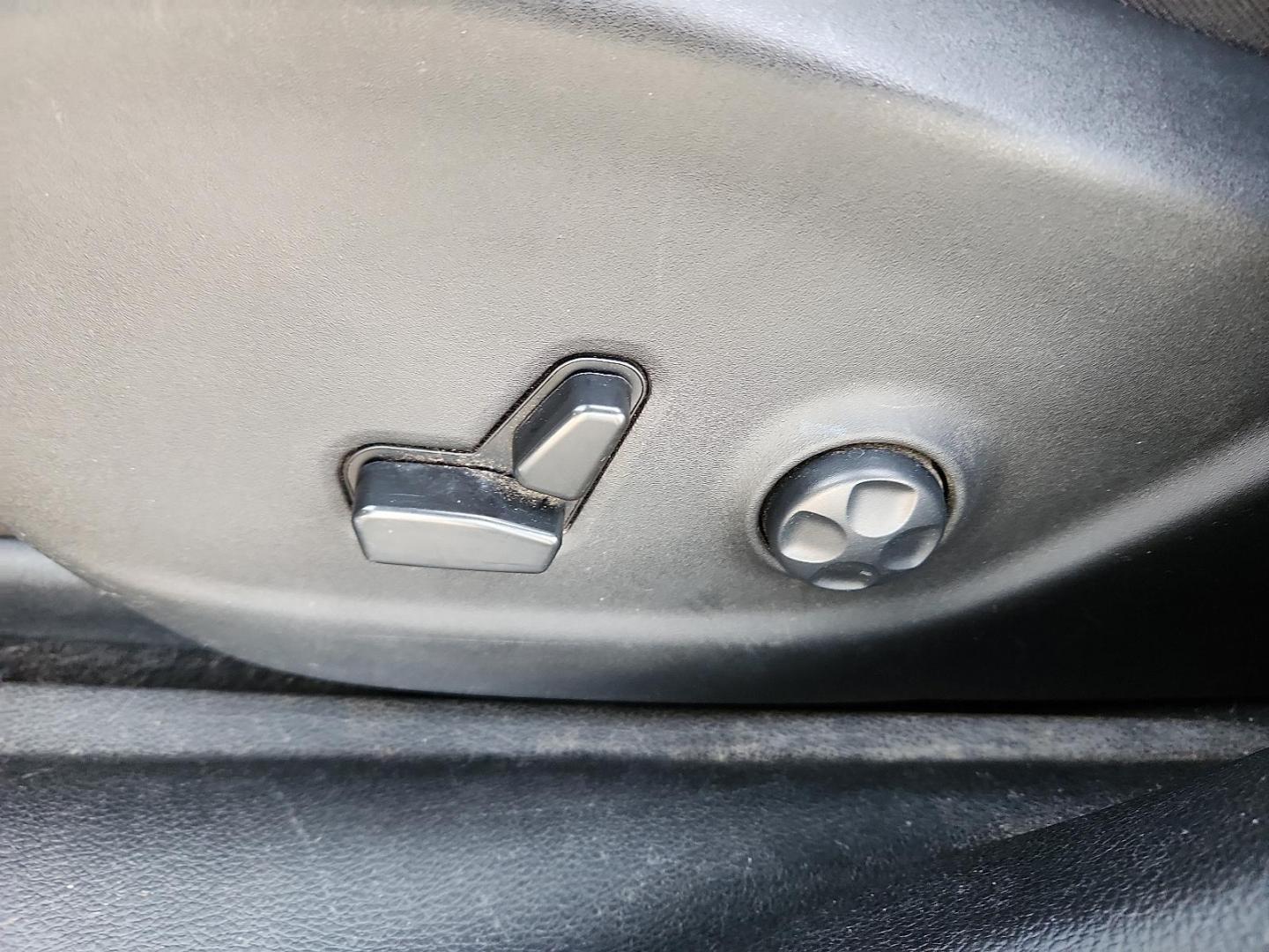 2021 SILVER Jeep Cherokee Limited 4X4 (1C4PJMDX1MD) with an Pentastar 3.2L V-6 DOHC, regular unleaded, engine with 271HP engine, located at 4711 Ave Q, Lubbock, TX, 79412, (806) 687-2362, 33.551304, -101.855293 - Photo#11