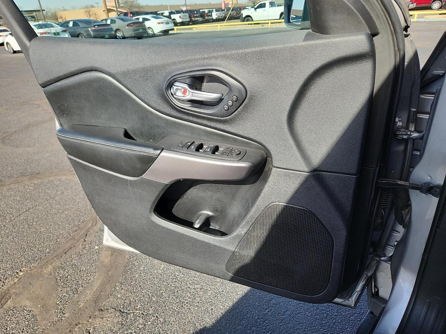 2021 SILVER Jeep Cherokee Limited 4X4 (1C4PJMDX1MD) with an Pentastar 3.2L V-6 DOHC, regular unleaded, engine with 271HP engine, located at 4711 Ave Q, Lubbock, TX, 79412, (806) 687-2362, 33.551304, -101.855293 - Photo#12