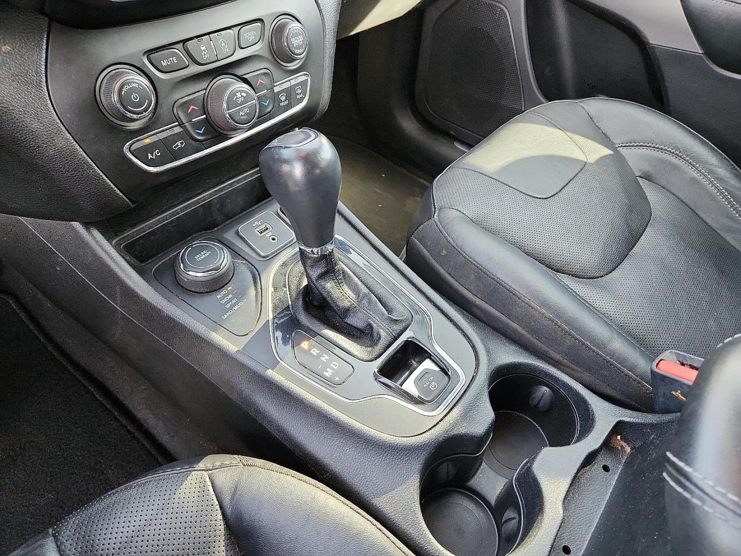 2021 SILVER Jeep Cherokee Limited 4X4 (1C4PJMDX1MD) with an Pentastar 3.2L V-6 DOHC, regular unleaded, engine with 271HP engine, located at 4711 Ave Q, Lubbock, TX, 79412, (806) 687-2362, 33.551304, -101.855293 - Photo#17