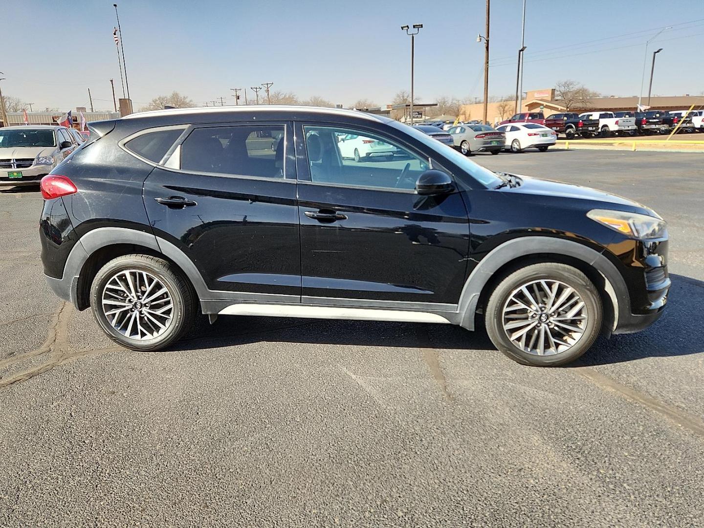 2019 BLACK Hyundai Tucson SEL (KM8J33AL3KU) with an Theta 2.4L I-4 gasoline direct injection, DOHC, CVVT variable valve control, regular unleaded, engine with 181HP engine, located at 4711 Ave Q, Lubbock, TX, 79412, (806) 687-2362, 33.551304, -101.855293 - Photo#4