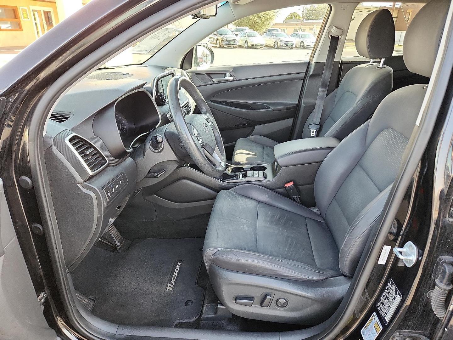 2019 BLACK Hyundai Tucson SEL (KM8J33AL3KU) with an Theta 2.4L I-4 gasoline direct injection, DOHC, CVVT variable valve control, regular unleaded, engine with 181HP engine, located at 4711 Ave Q, Lubbock, TX, 79412, (806) 687-2362, 33.551304, -101.855293 - Photo#10