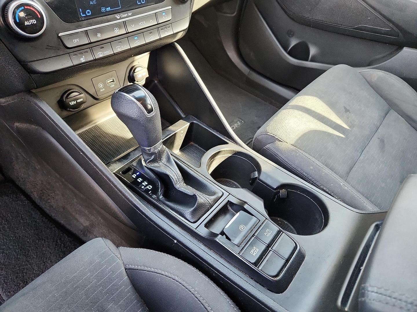 2019 BLACK Hyundai Tucson SEL (KM8J33AL3KU) with an Theta 2.4L I-4 gasoline direct injection, DOHC, CVVT variable valve control, regular unleaded, engine with 181HP engine, located at 4711 Ave Q, Lubbock, TX, 79412, (806) 687-2362, 33.551304, -101.855293 - Photo#18