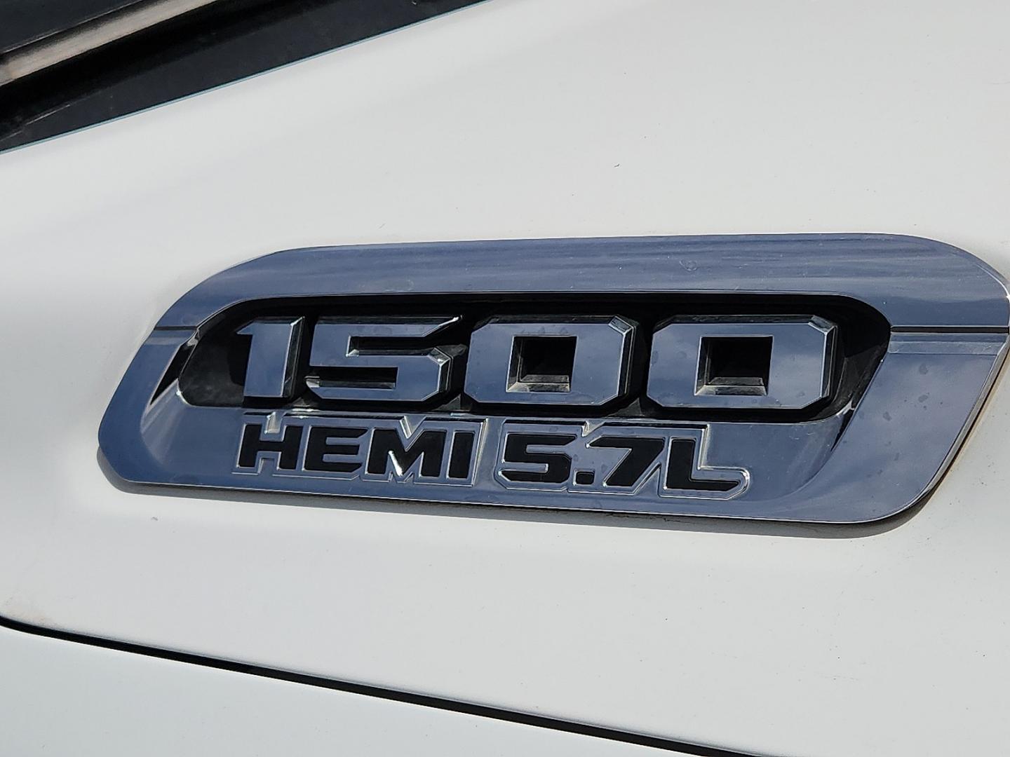 2019 WHITE /Black - X9 Ram 1500 Big Horn/Lone Star Crew Cab 4x2 5'7" Box (1C6RREFT8KN) with an HEMI 5.7L V-8 variable valve control, regular unleaded, engine with cylinder deactivation and 395HP engine, located at 4711 Ave Q, Lubbock, TX, 79412, (806) 687-2362, 33.551304, -101.855293 - Photo#8