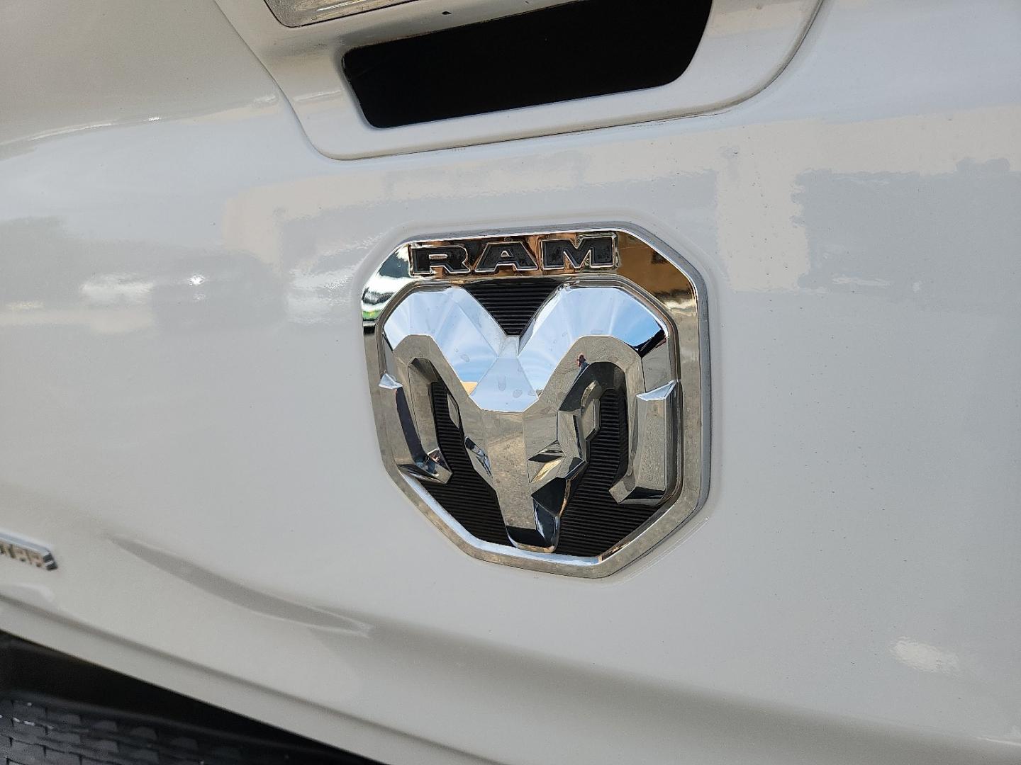 2019 WHITE /Black - X9 Ram 1500 Big Horn/Lone Star Crew Cab 4x2 5'7" Box (1C6RREFT8KN) with an HEMI 5.7L V-8 variable valve control, regular unleaded, engine with cylinder deactivation and 395HP engine, located at 4711 Ave Q, Lubbock, TX, 79412, (806) 687-2362, 33.551304, -101.855293 - Photo#10