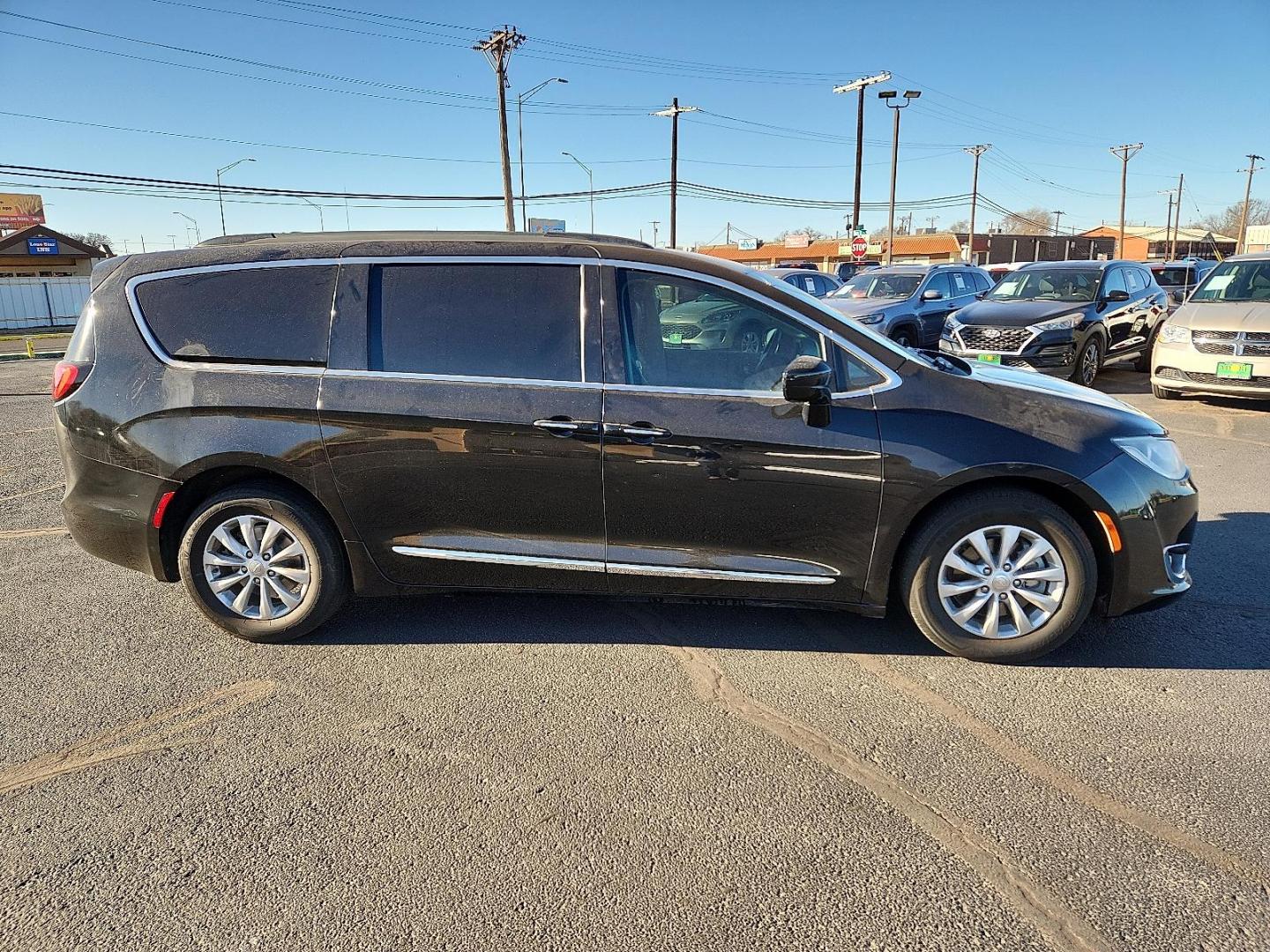 2017 BLACK Chrysler Pacifica Touring-L (2C4RC1BG1HR) with an Pentastar 3.6L V-6 DOHC, variable valve control, regular unleaded, engine with 287HP engine, located at 4711 Ave Q, Lubbock, TX, 79412, (806) 687-2362, 33.551304, -101.855293 - Photo#4