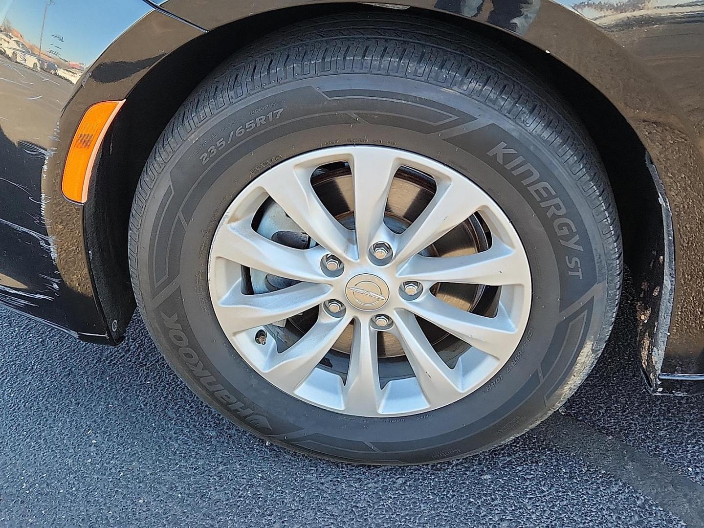 2017 BLACK Chrysler Pacifica Touring-L (2C4RC1BG1HR) with an Pentastar 3.6L V-6 DOHC, variable valve control, regular unleaded, engine with 287HP engine, located at 4711 Ave Q, Lubbock, TX, 79412, (806) 687-2362, 33.551304, -101.855293 - Photo#6