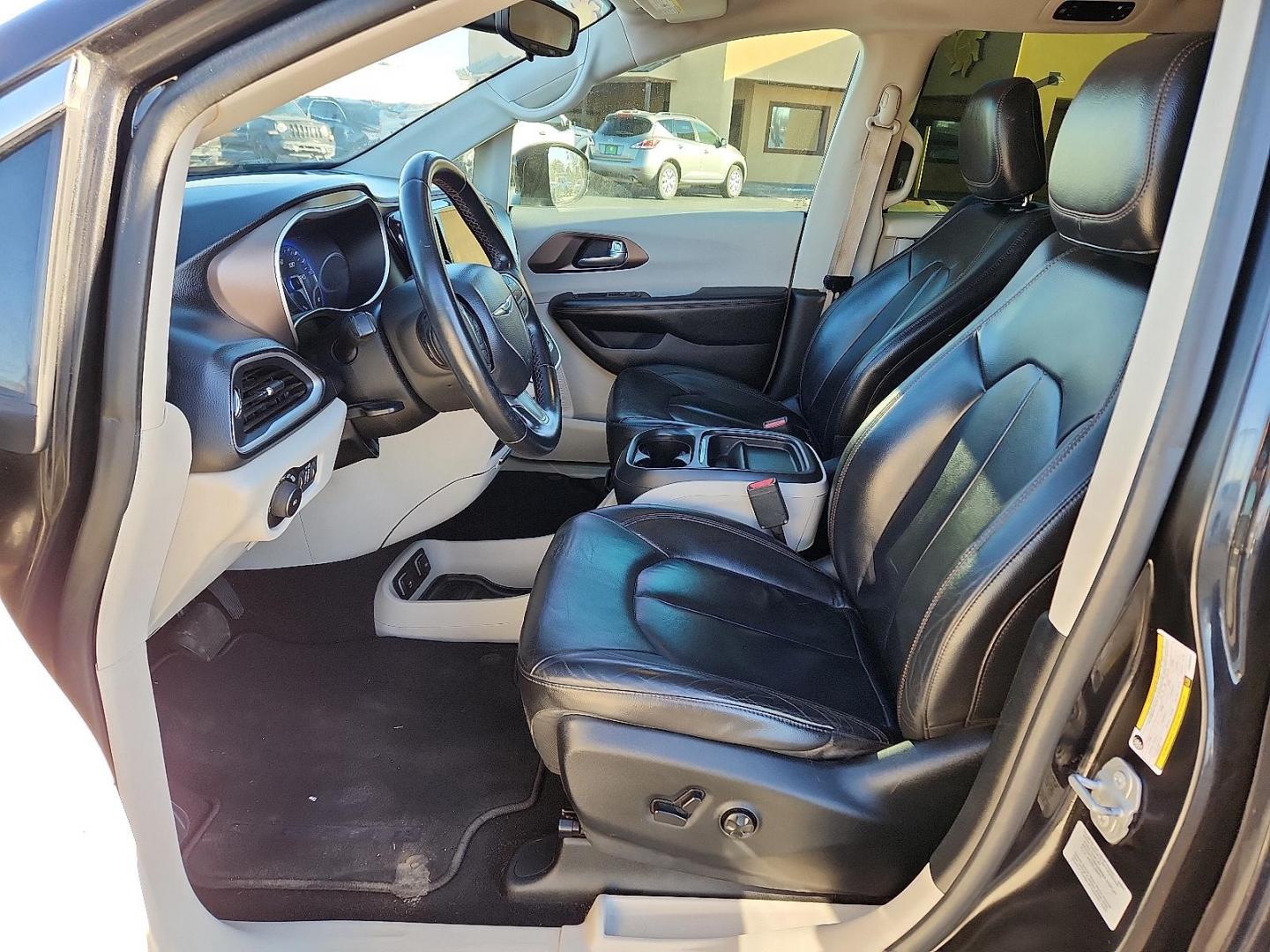 2017 BLACK Chrysler Pacifica Touring-L (2C4RC1BG1HR) with an Pentastar 3.6L V-6 DOHC, variable valve control, regular unleaded, engine with 287HP engine, located at 4711 Ave Q, Lubbock, TX, 79412, (806) 687-2362, 33.551304, -101.855293 - Photo#10