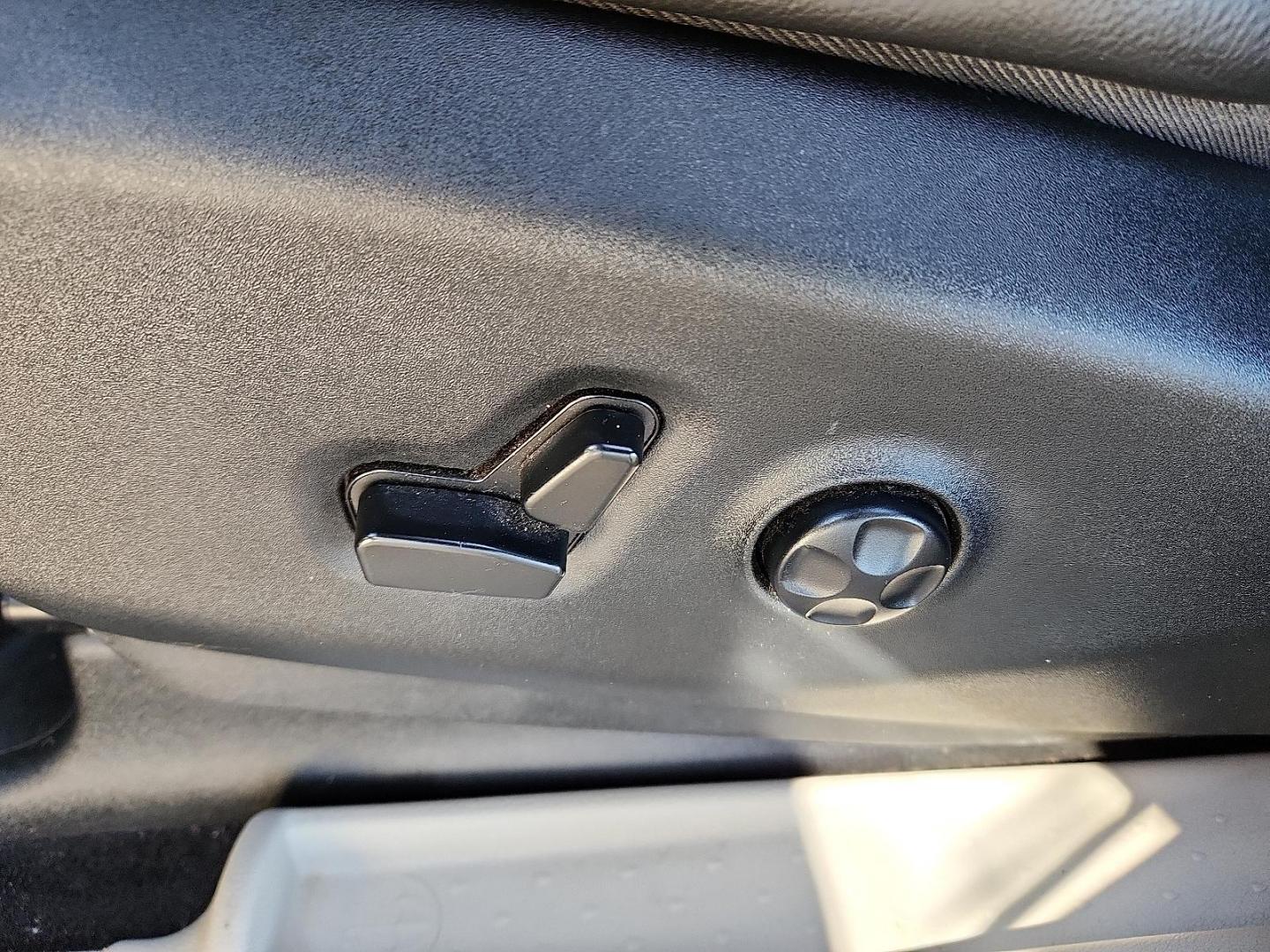 2017 BLACK Chrysler Pacifica Touring-L (2C4RC1BG1HR) with an Pentastar 3.6L V-6 DOHC, variable valve control, regular unleaded, engine with 287HP engine, located at 4711 Ave Q, Lubbock, TX, 79412, (806) 687-2362, 33.551304, -101.855293 - Photo#11