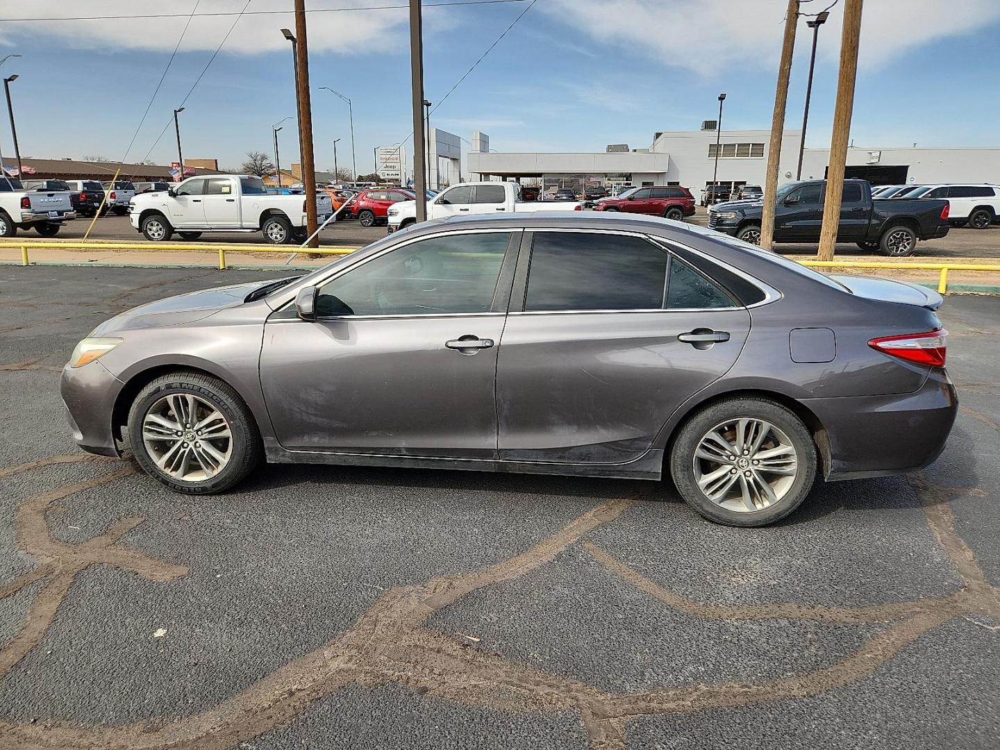 2016 GRAY Toyota Camry XLE (4T1BF1FK0GU) with an 2.5L I-4 DOHC, variable valve control, regular unleaded, engine with 178HP engine, located at 4711 Ave Q, Lubbock, TX, 79412, (806) 687-2362, 33.551304, -101.855293 - Photo#1