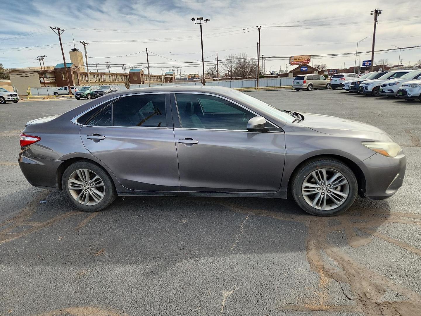 2016 GRAY Toyota Camry XLE (4T1BF1FK0GU) with an 2.5L I-4 DOHC, variable valve control, regular unleaded, engine with 178HP engine, located at 4711 Ave Q, Lubbock, TX, 79412, (806) 687-2362, 33.551304, -101.855293 - Photo#4