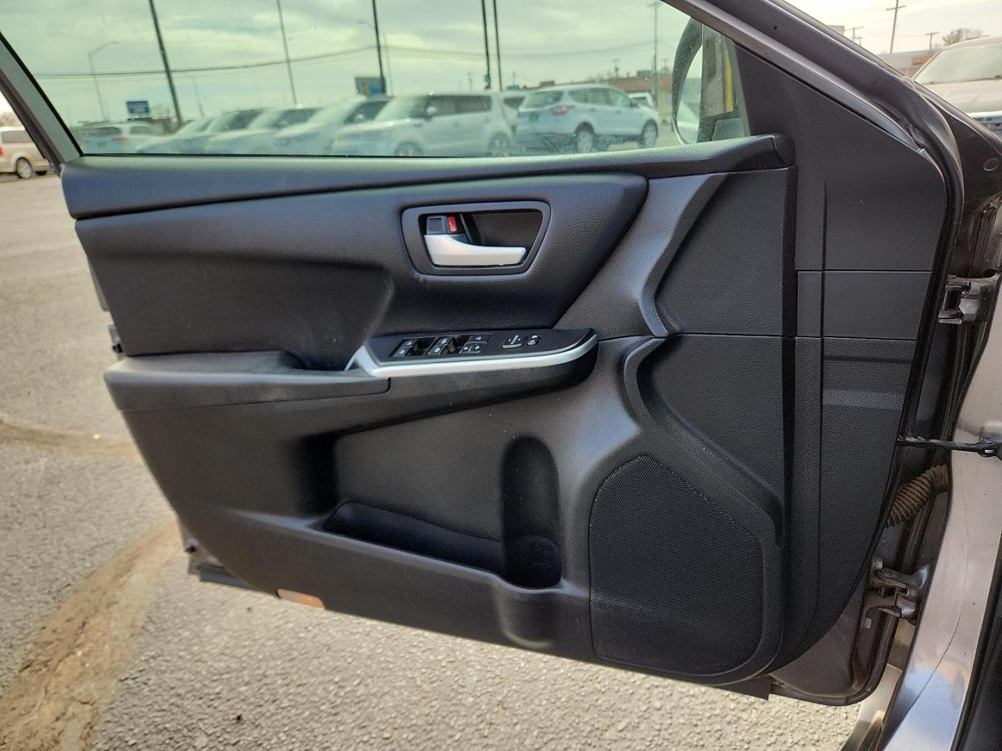 2016 GRAY Toyota Camry XLE (4T1BF1FK0GU) with an 2.5L I-4 DOHC, variable valve control, regular unleaded, engine with 178HP engine, located at 4711 Ave Q, Lubbock, TX, 79412, (806) 687-2362, 33.551304, -101.855293 - Photo#12