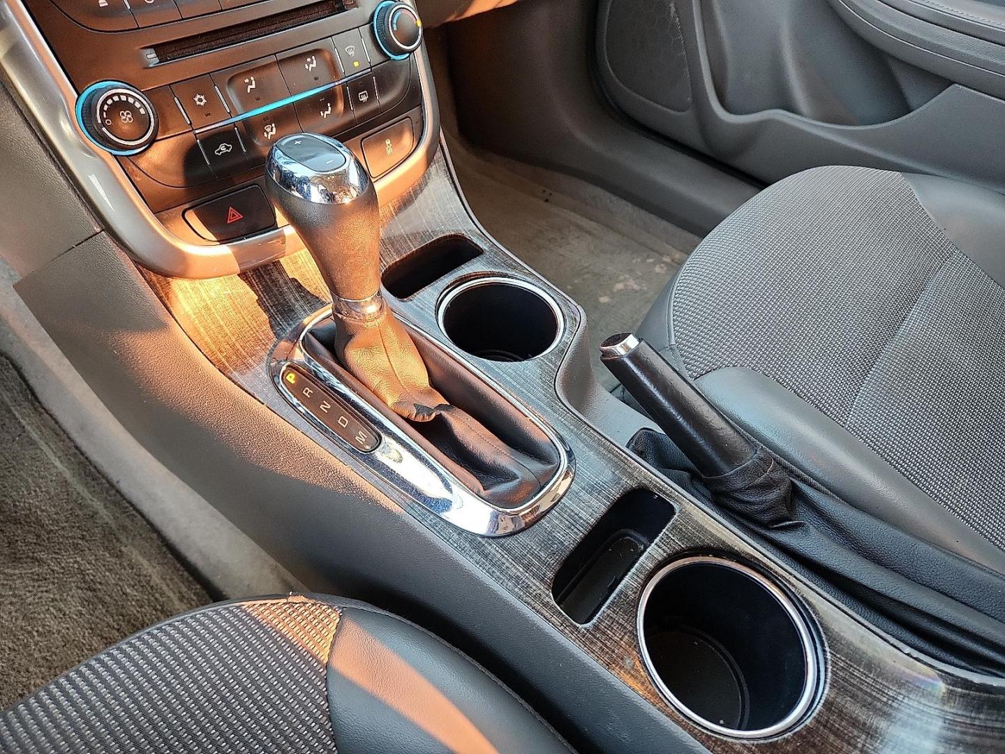 2016 RED Chevrolet Malibu Limited LT (1G11C5SA5GF) with an 2.5L I-4 gasoline direct injection, DOHC, variable valve control, regular unleaded, engine with 202HP engine, located at 4711 Ave Q, Lubbock, TX, 79412, (806) 687-2362, 33.551304, -101.855293 - Photo#17