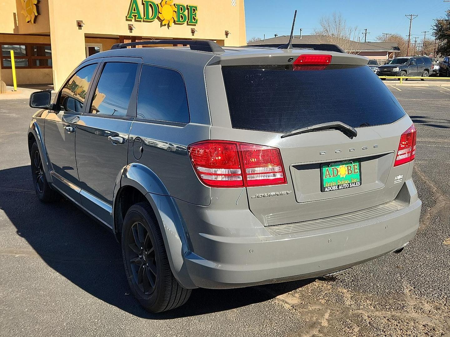 2020 GRAY Dodge Journey SE Value (3C4PDCAB3LT) with an Tigershark MultiAir 2.4L I-4 DOHC, VVT variable valve control, regular unleaded, engine with 173HP engine, located at 4711 Ave Q, Lubbock, TX, 79412, (806) 687-2362, 33.551304, -101.855293 - Photo#2