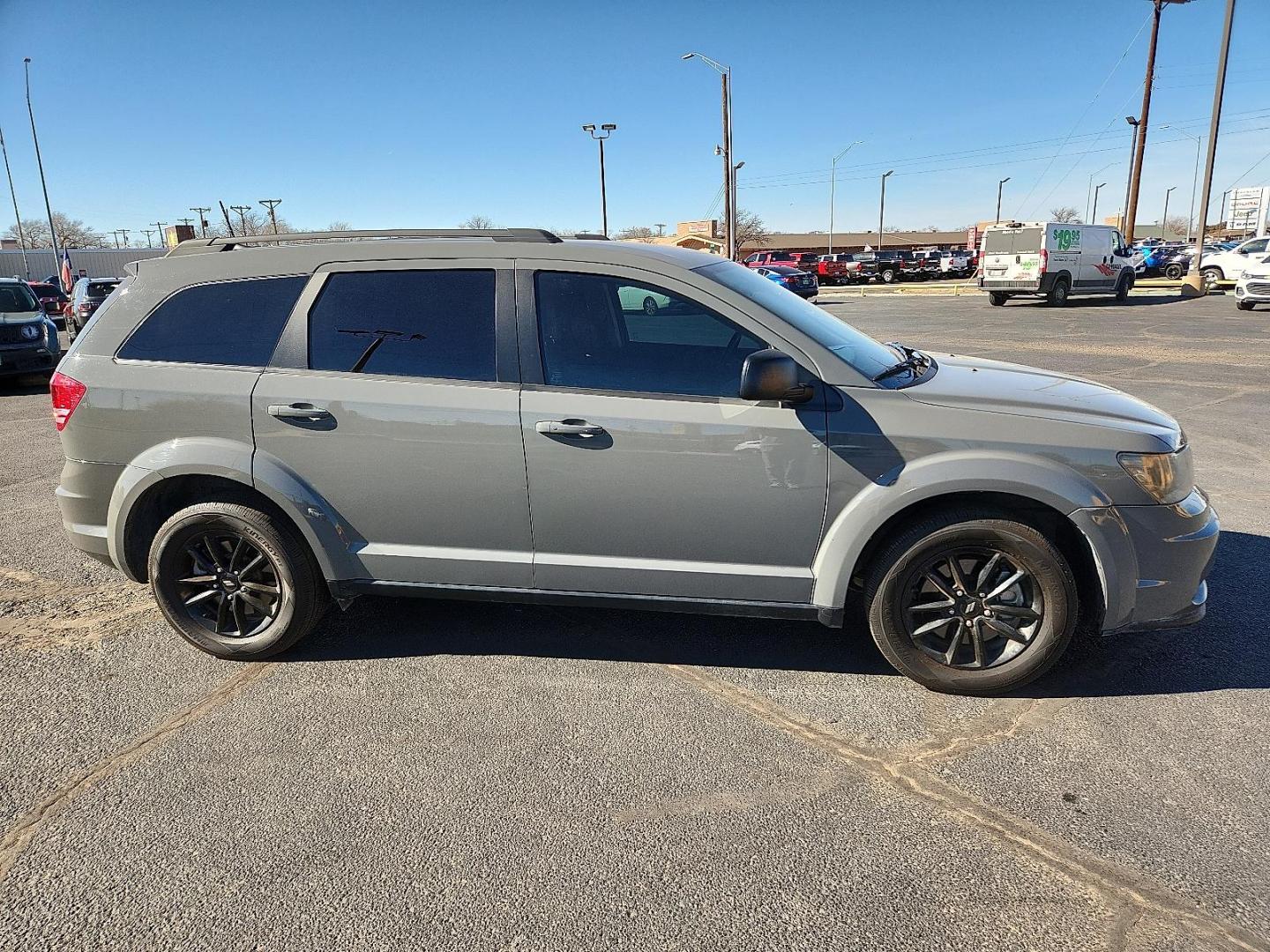 2020 GRAY Dodge Journey SE Value (3C4PDCAB3LT) with an Tigershark MultiAir 2.4L I-4 DOHC, VVT variable valve control, regular unleaded, engine with 173HP engine, located at 4711 Ave Q, Lubbock, TX, 79412, (806) 687-2362, 33.551304, -101.855293 - Photo#4