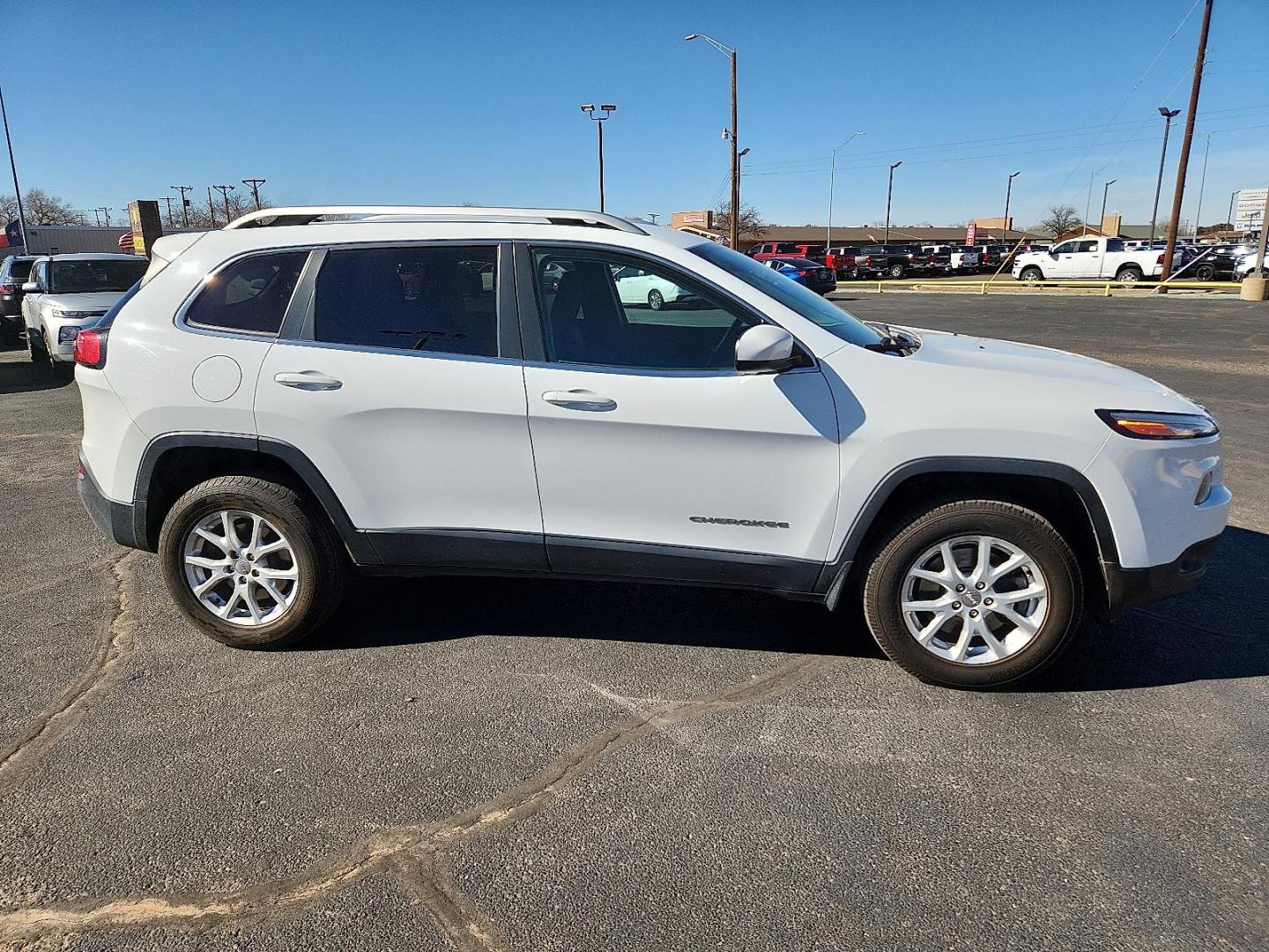 2014 WHITE Jeep Cherokee Latitude (1C4PJMCS9EW) with an Pentastar 3.2L V-6 DOHC, regular unleaded, engine with 271HP engine, located at 4711 Ave Q, Lubbock, TX, 79412, (806) 687-2362, 33.551304, -101.855293 - Photo#4
