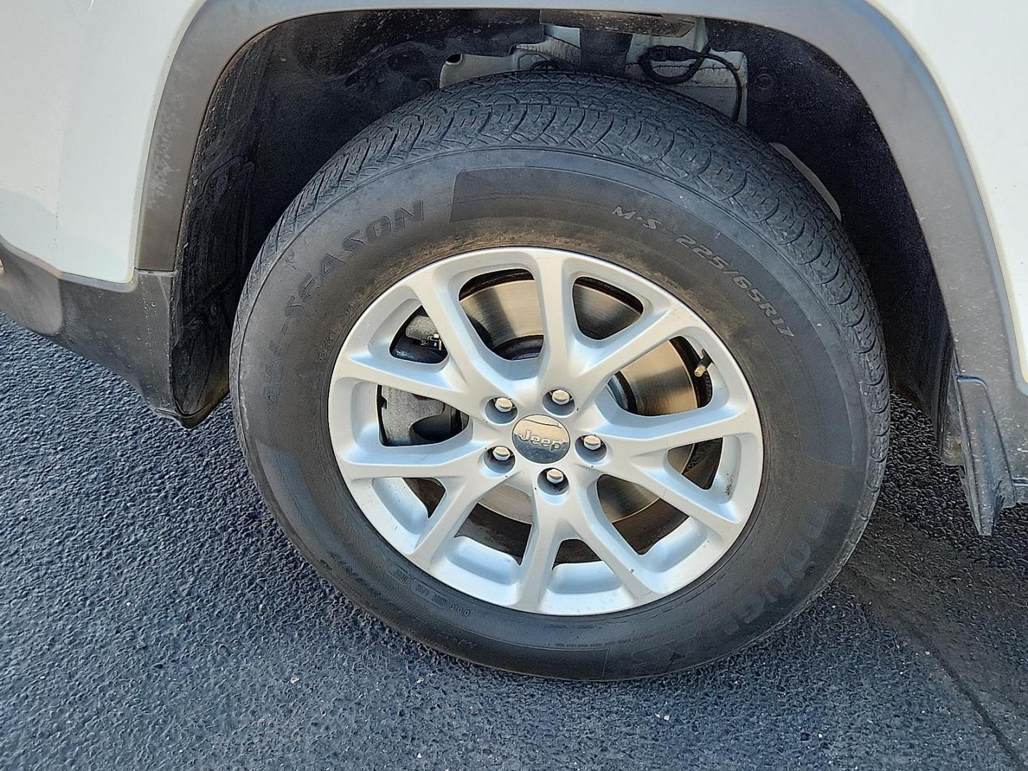 2014 WHITE Jeep Cherokee Latitude (1C4PJMCS9EW) with an Pentastar 3.2L V-6 DOHC, regular unleaded, engine with 271HP engine, located at 4711 Ave Q, Lubbock, TX, 79412, (806) 687-2362, 33.551304, -101.855293 - Photo#6