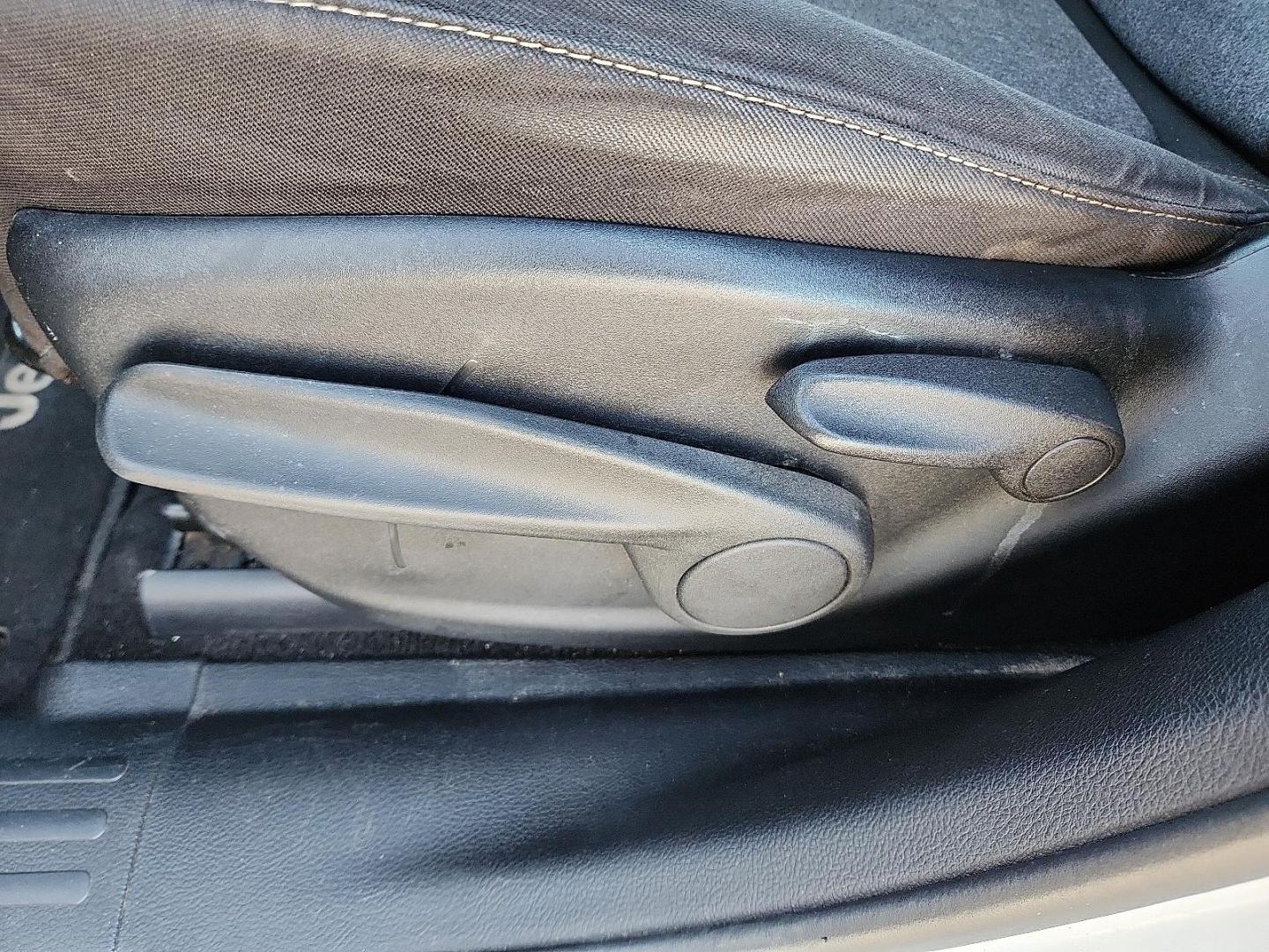 2014 WHITE Jeep Cherokee Latitude (1C4PJMCS9EW) with an Pentastar 3.2L V-6 DOHC, regular unleaded, engine with 271HP engine, located at 4711 Ave Q, Lubbock, TX, 79412, (806) 687-2362, 33.551304, -101.855293 - Photo#11