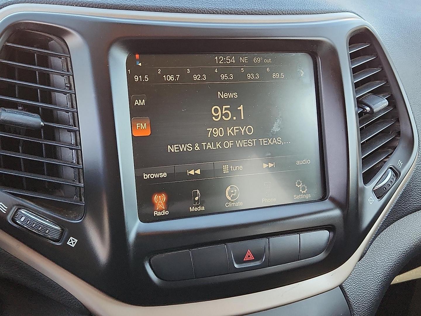 2014 WHITE Jeep Cherokee Latitude (1C4PJMCS9EW) with an Pentastar 3.2L V-6 DOHC, regular unleaded, engine with 271HP engine, located at 4711 Ave Q, Lubbock, TX, 79412, (806) 687-2362, 33.551304, -101.855293 - Photo#13