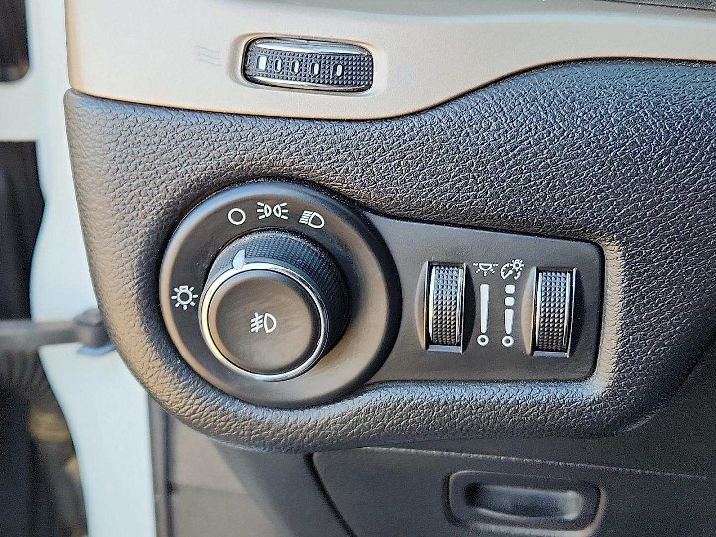 2014 WHITE Jeep Cherokee Latitude (1C4PJMCS9EW) with an Pentastar 3.2L V-6 DOHC, regular unleaded, engine with 271HP engine, located at 4711 Ave Q, Lubbock, TX, 79412, (806) 687-2362, 33.551304, -101.855293 - Photo#15