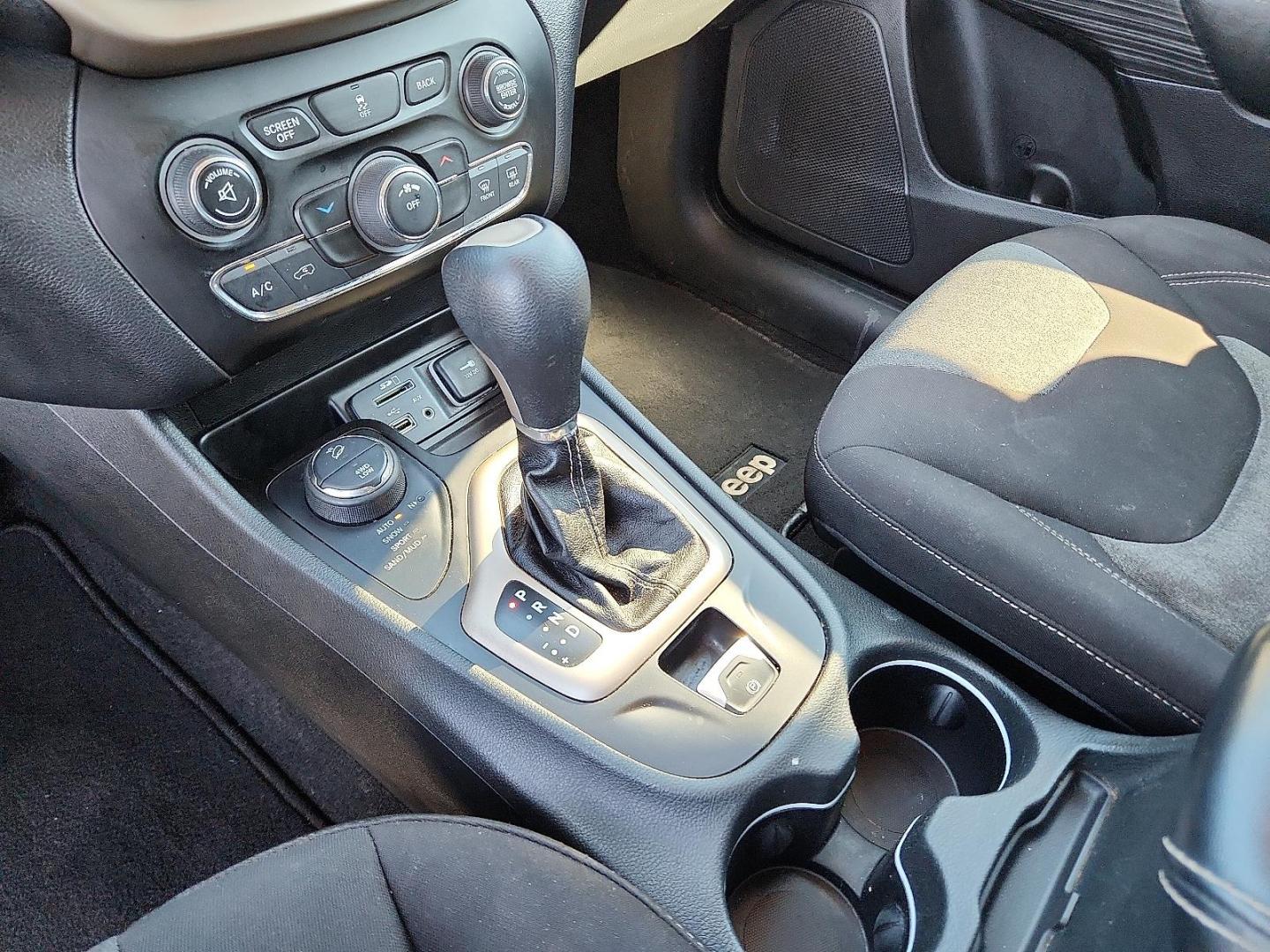 2014 WHITE Jeep Cherokee Latitude (1C4PJMCS9EW) with an Pentastar 3.2L V-6 DOHC, regular unleaded, engine with 271HP engine, located at 4711 Ave Q, Lubbock, TX, 79412, (806) 687-2362, 33.551304, -101.855293 - Photo#18