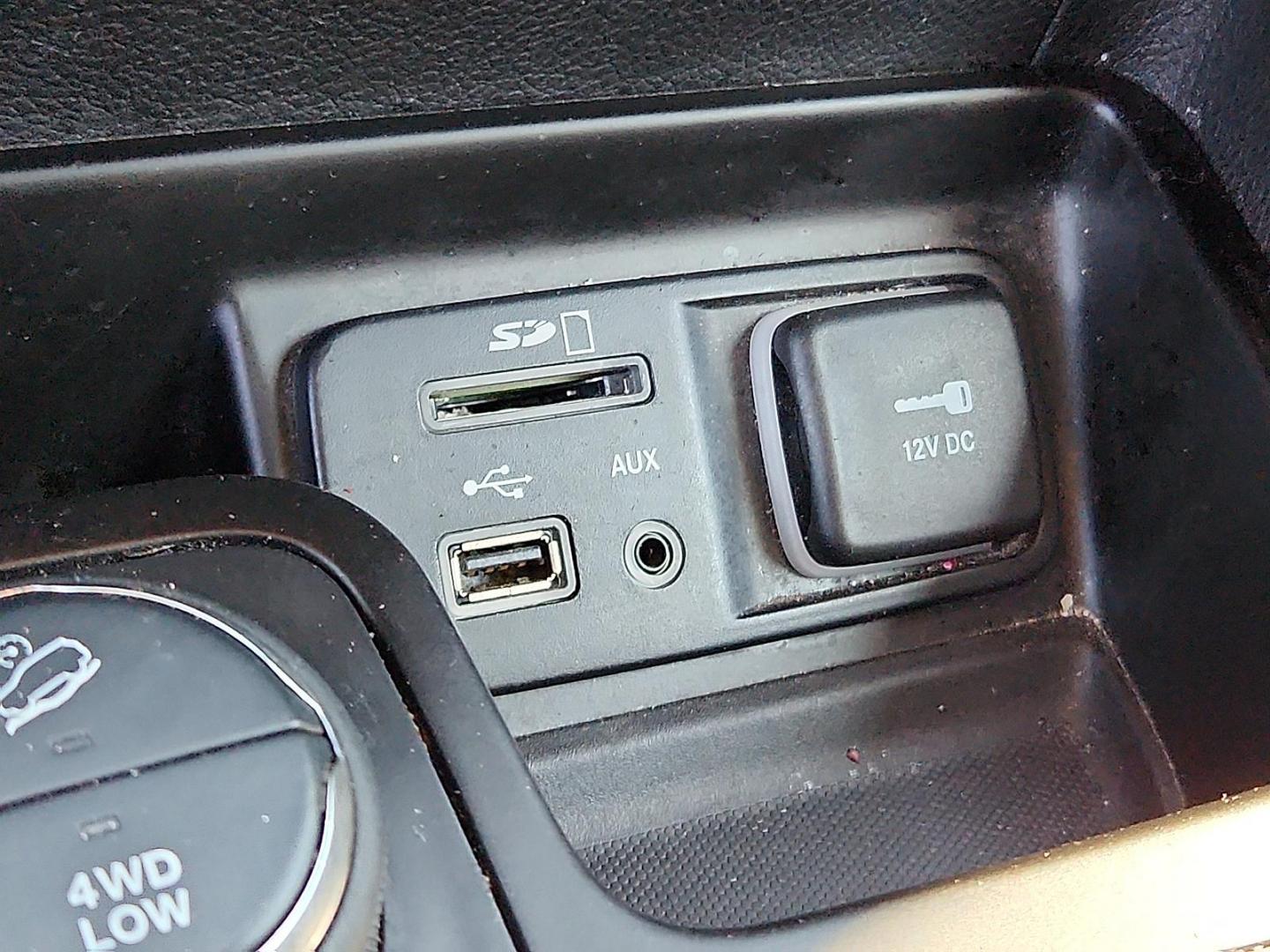 2014 WHITE Jeep Cherokee Latitude (1C4PJMCS9EW) with an Pentastar 3.2L V-6 DOHC, regular unleaded, engine with 271HP engine, located at 4711 Ave Q, Lubbock, TX, 79412, (806) 687-2362, 33.551304, -101.855293 - Photo#19