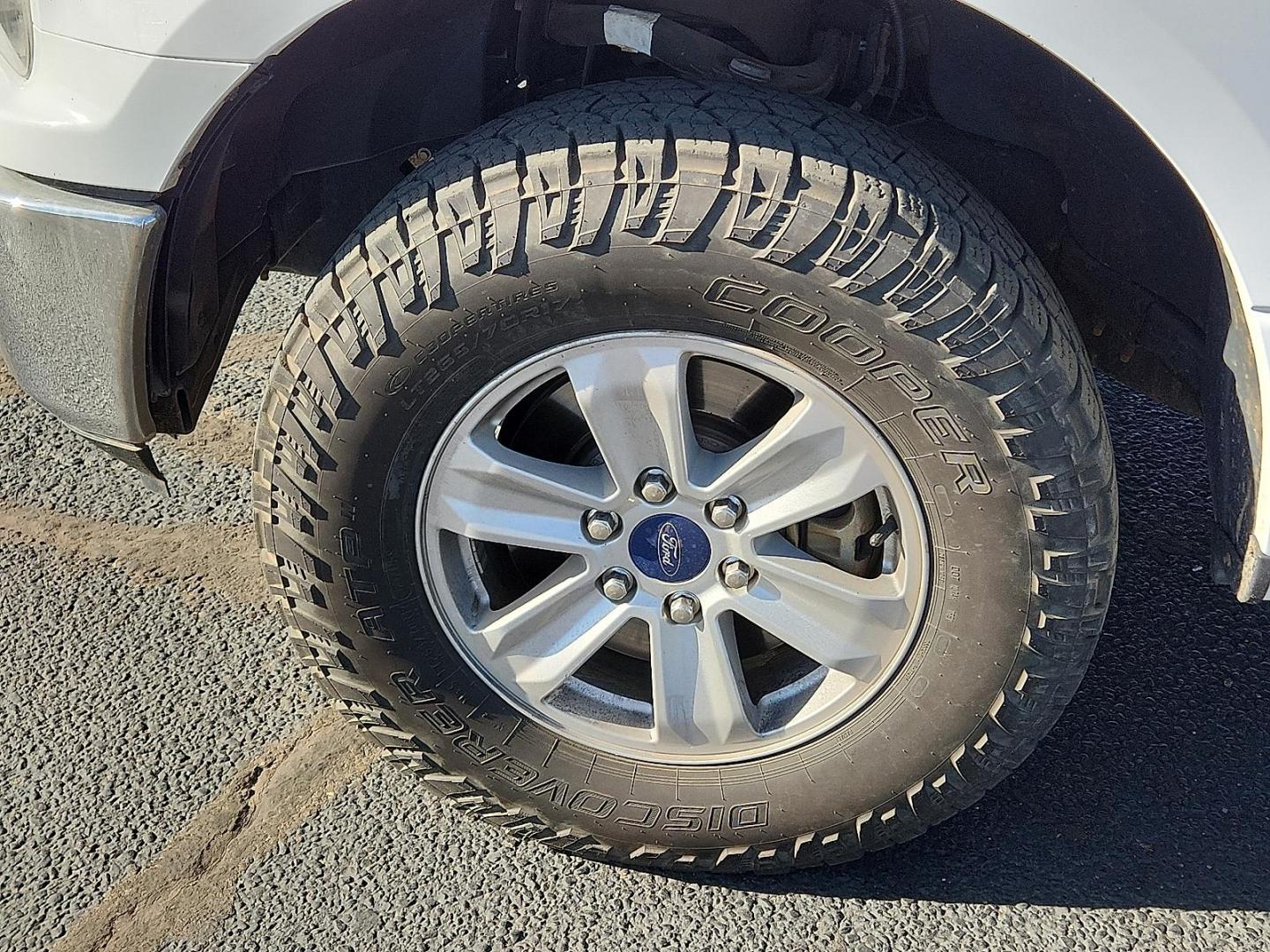 2019 WHITE Ford F-150 XLT (1FTFX1E58KK) with an 5L V-8 port/direct injection, DOHC, variable valve control, regular unleaded, engine with 395HP engine, located at 4711 Ave Q, Lubbock, TX, 79412, (806) 687-2362, 33.551304, -101.855293 - Photo#6