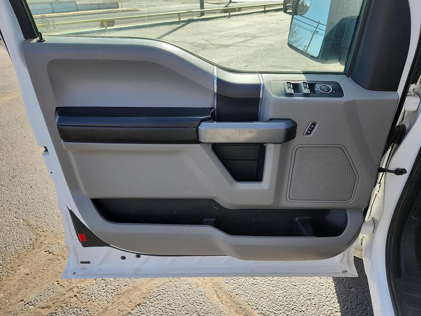 2019 WHITE Ford F-150 XLT (1FTFX1E58KK) with an 5L V-8 port/direct injection, DOHC, variable valve control, regular unleaded, engine with 395HP engine, located at 4711 Ave Q, Lubbock, TX, 79412, (806) 687-2362, 33.551304, -101.855293 - Photo#10