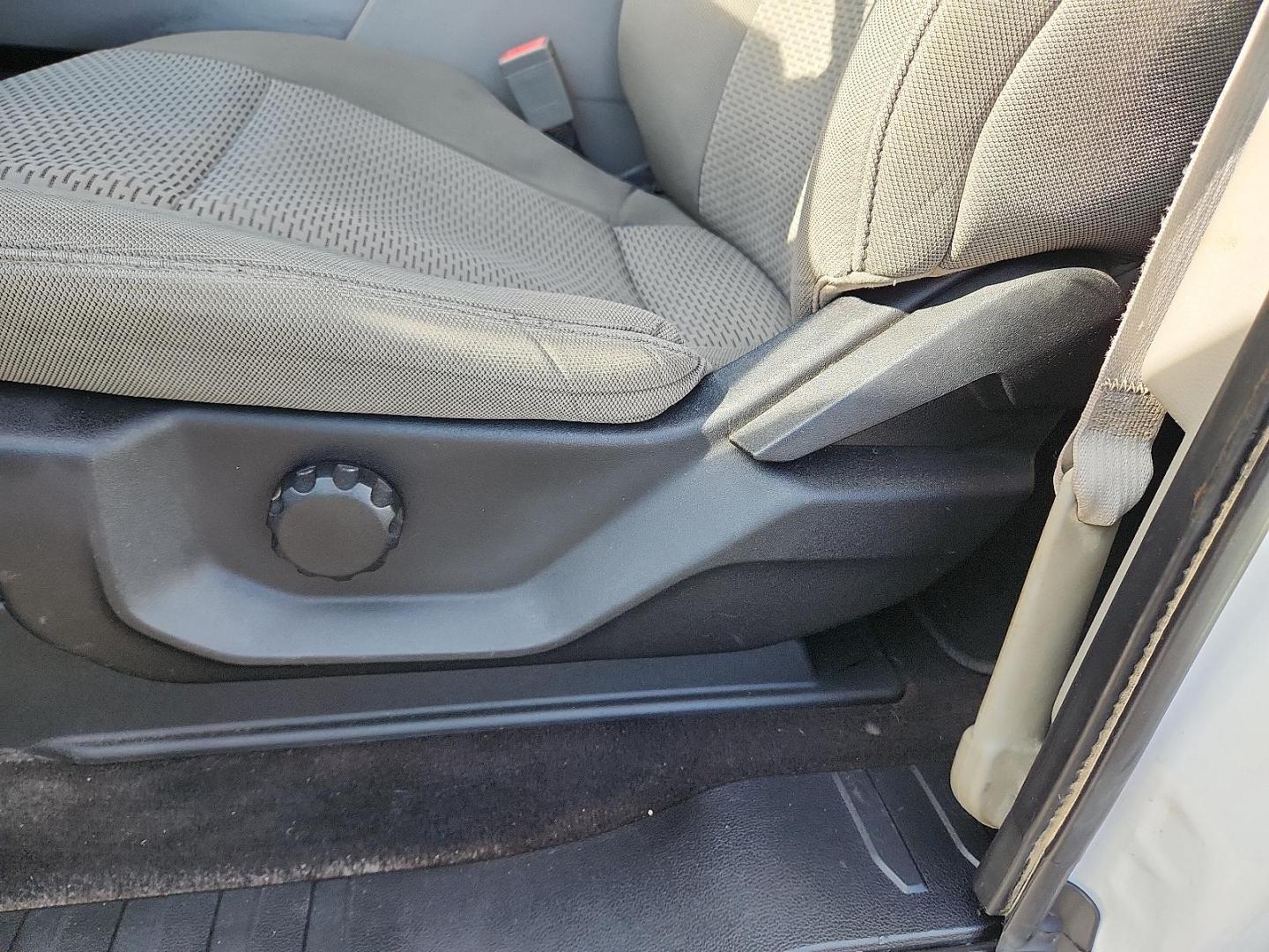 2019 WHITE Ford F-150 XLT (1FTFX1E58KK) with an 5L V-8 port/direct injection, DOHC, variable valve control, regular unleaded, engine with 395HP engine, located at 4711 Ave Q, Lubbock, TX, 79412, (806) 687-2362, 33.551304, -101.855293 - Photo#12