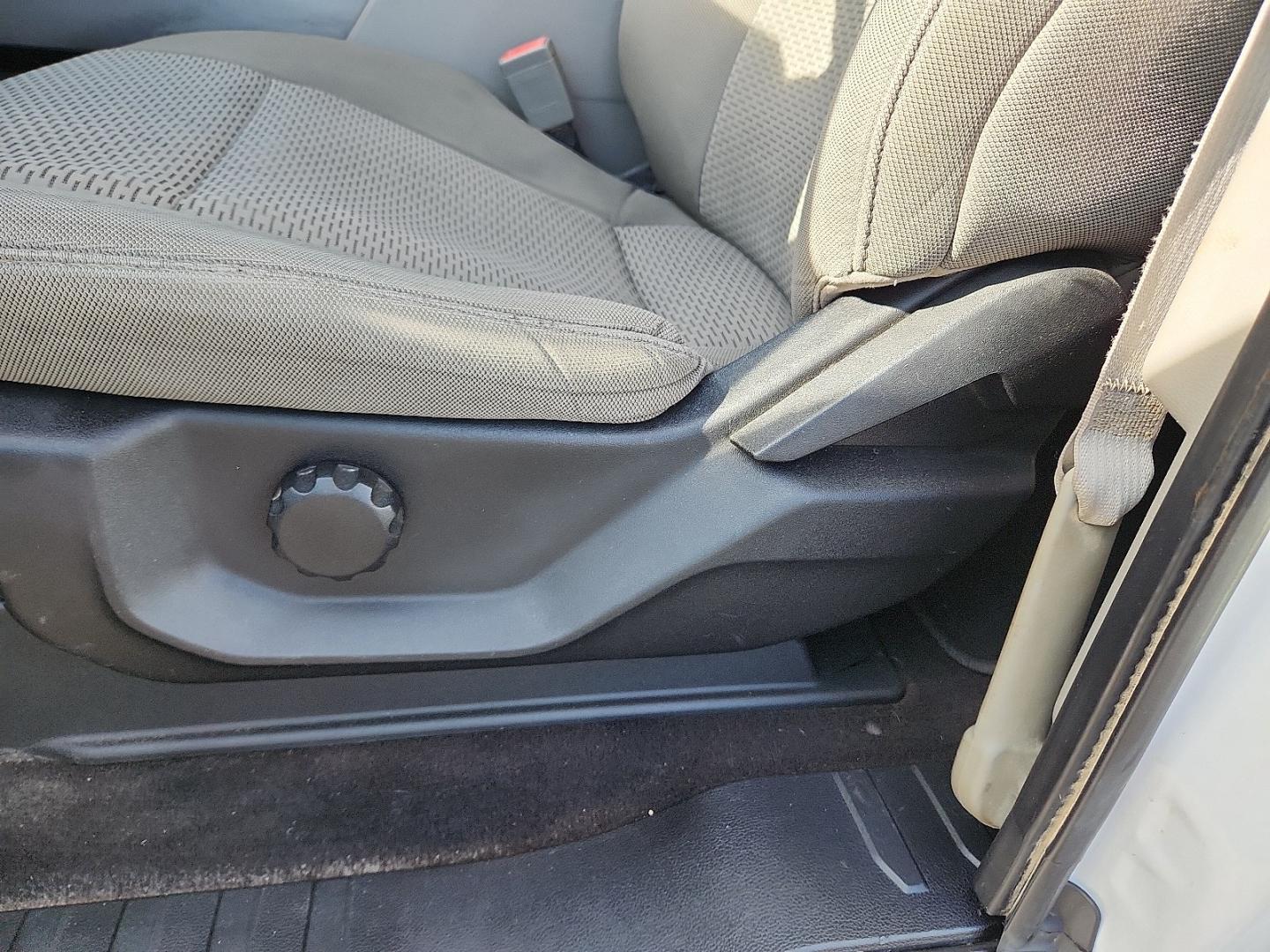 2019 WHITE Ford F-150 XLT (1FTFX1E58KK) with an 5L V-8 port/direct injection, DOHC, variable valve control, regular unleaded, engine with 395HP engine, located at 4711 Ave Q, Lubbock, TX, 79412, (806) 687-2362, 33.551304, -101.855293 - Photo#12
