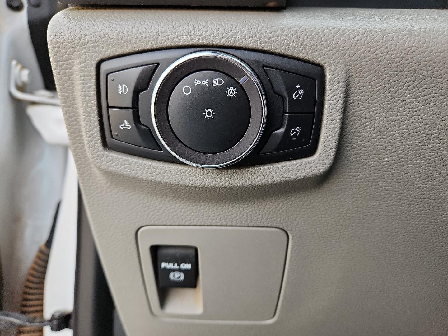 2019 WHITE Ford F-150 XLT (1FTFX1E58KK) with an 5L V-8 port/direct injection, DOHC, variable valve control, regular unleaded, engine with 395HP engine, located at 4711 Ave Q, Lubbock, TX, 79412, (806) 687-2362, 33.551304, -101.855293 - Photo#17