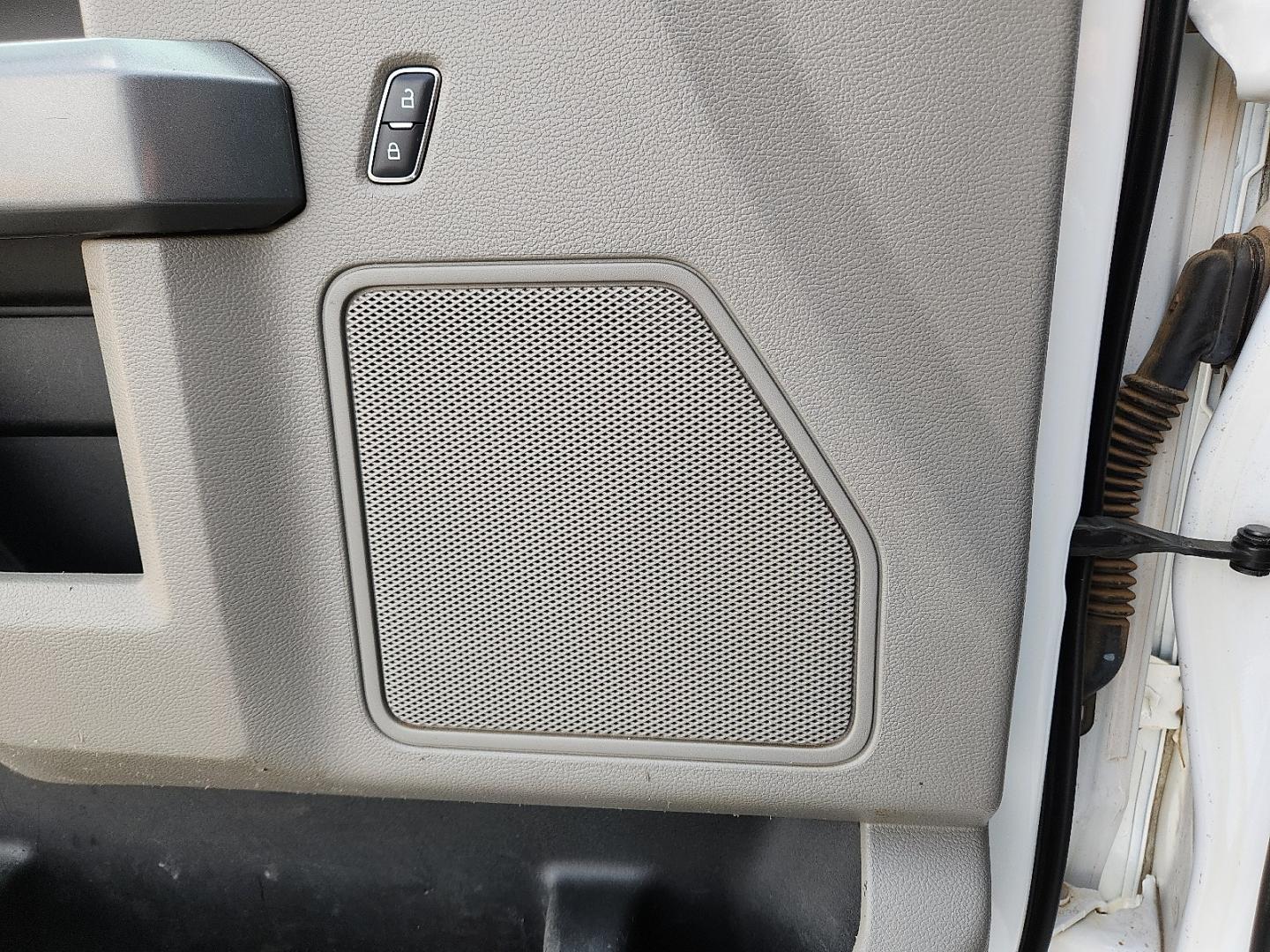 2019 WHITE Ford F-150 XLT (1FTFX1E58KK) with an 5L V-8 port/direct injection, DOHC, variable valve control, regular unleaded, engine with 395HP engine, located at 4711 Ave Q, Lubbock, TX, 79412, (806) 687-2362, 33.551304, -101.855293 - Photo#20
