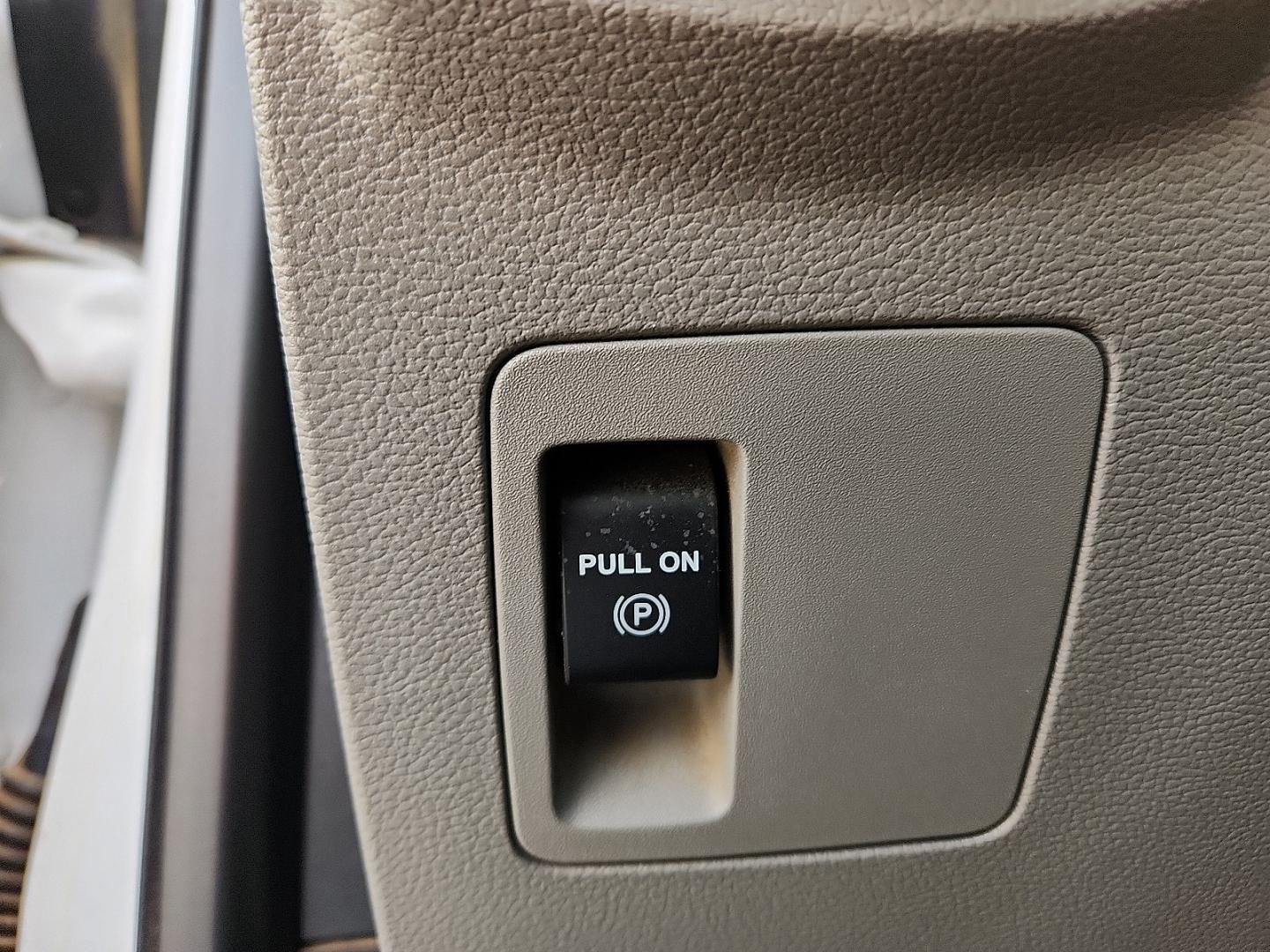 2019 WHITE Ford F-150 XLT (1FTFX1E58KK) with an 5L V-8 port/direct injection, DOHC, variable valve control, regular unleaded, engine with 395HP engine, located at 4711 Ave Q, Lubbock, TX, 79412, (806) 687-2362, 33.551304, -101.855293 - Photo#24