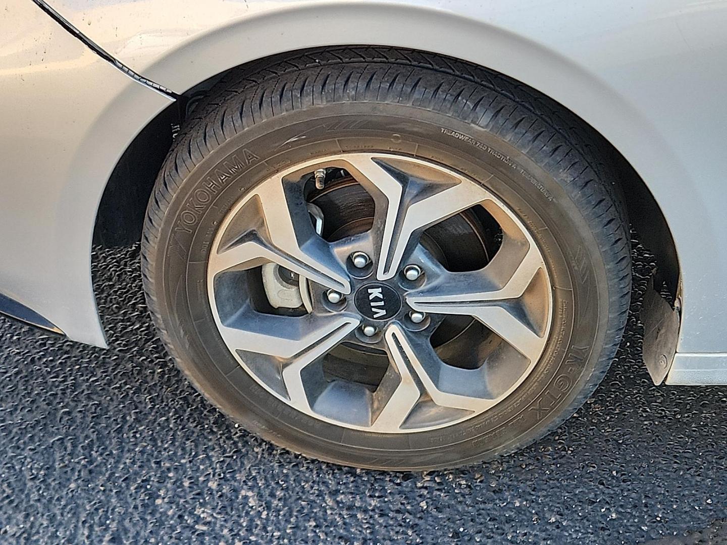 2020 SILVER Kia Forte LXS (3KPF24AD9LE) with an 2L I-4 DOHC, D-CVVT variable valve control, regular unleaded, engine with 147HP engine, located at 4711 Ave Q, Lubbock, TX, 79412, (806) 687-2362, 33.551304, -101.855293 - Photo#6