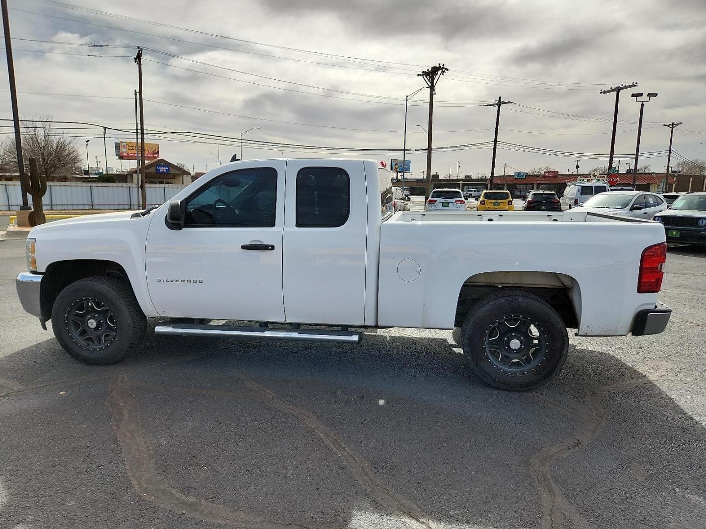 2013 WHITE Chevrolet Silverado 1500 LT (1GCRKSE70DZ) with an Vortec 5.3L VVT SFI V8 Flex Fuel Engine engine, located at 4711 Ave Q, Lubbock, TX, 79412, (806) 687-2362, 33.551304, -101.855293 - Photo#1