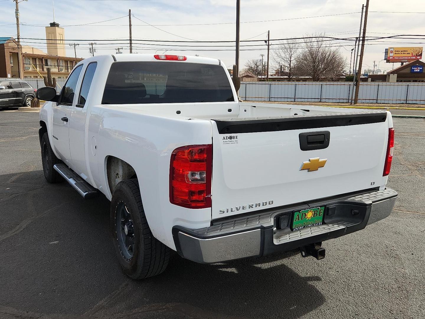 2013 WHITE Chevrolet Silverado 1500 LT (1GCRKSE70DZ) with an Vortec 5.3L VVT SFI V8 Flex Fuel Engine engine, located at 4711 Ave Q, Lubbock, TX, 79412, (806) 687-2362, 33.551304, -101.855293 - Photo#2